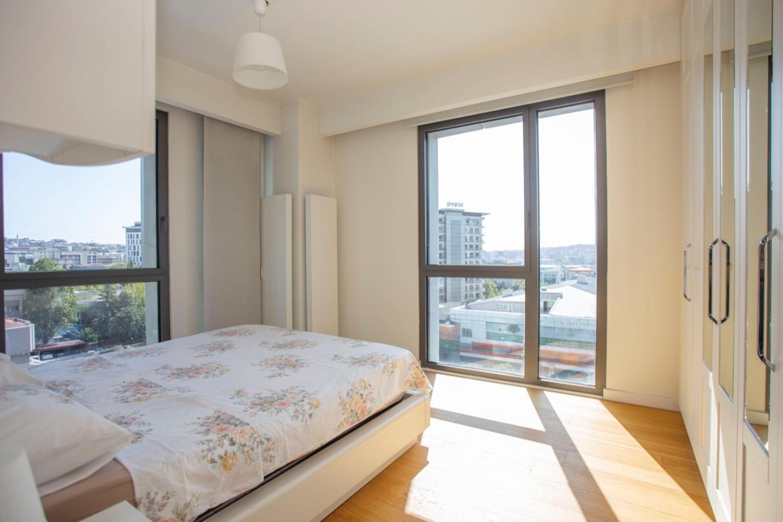 Deluxe One-Bedroom Apartment With City View photo 3