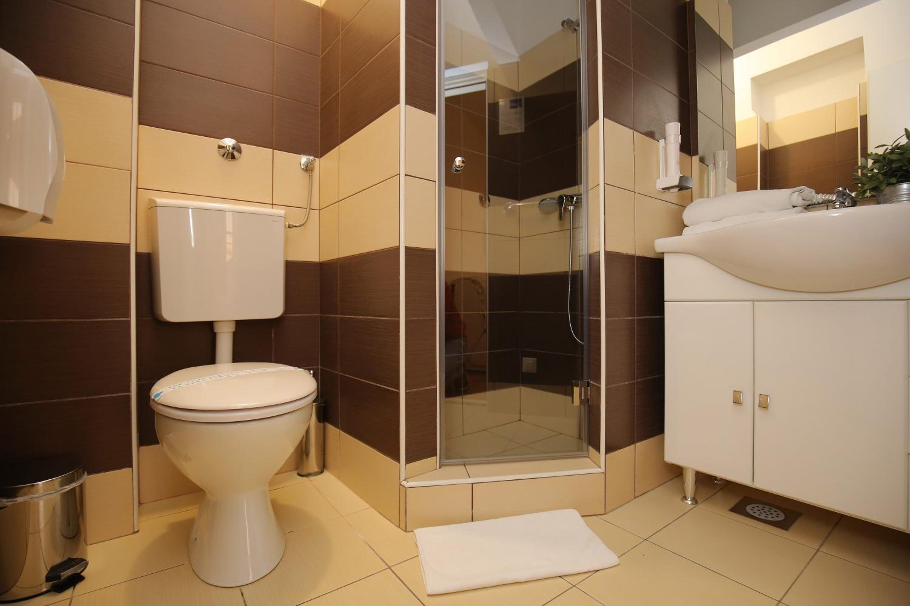 Family Room (2 Adults + 2 Children) - Photo 12