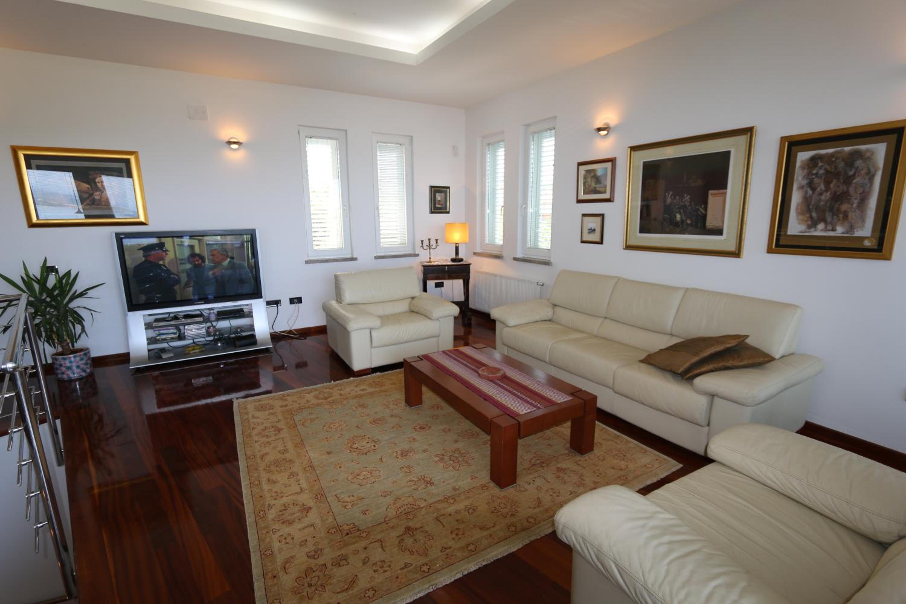 Three-Bedroom Villa photo 1