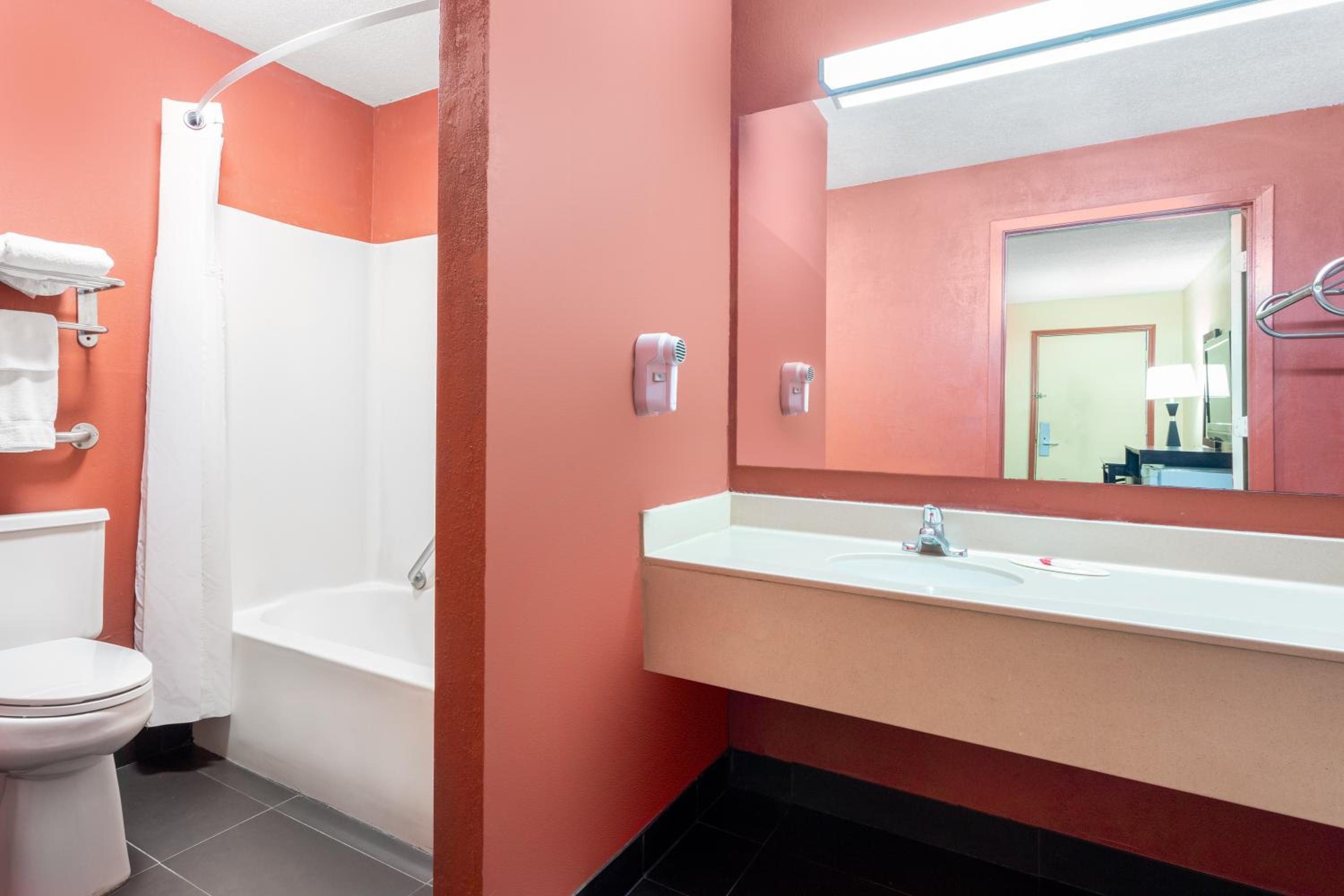 Travelodge by Wyndham Richmond IN, Bild 2