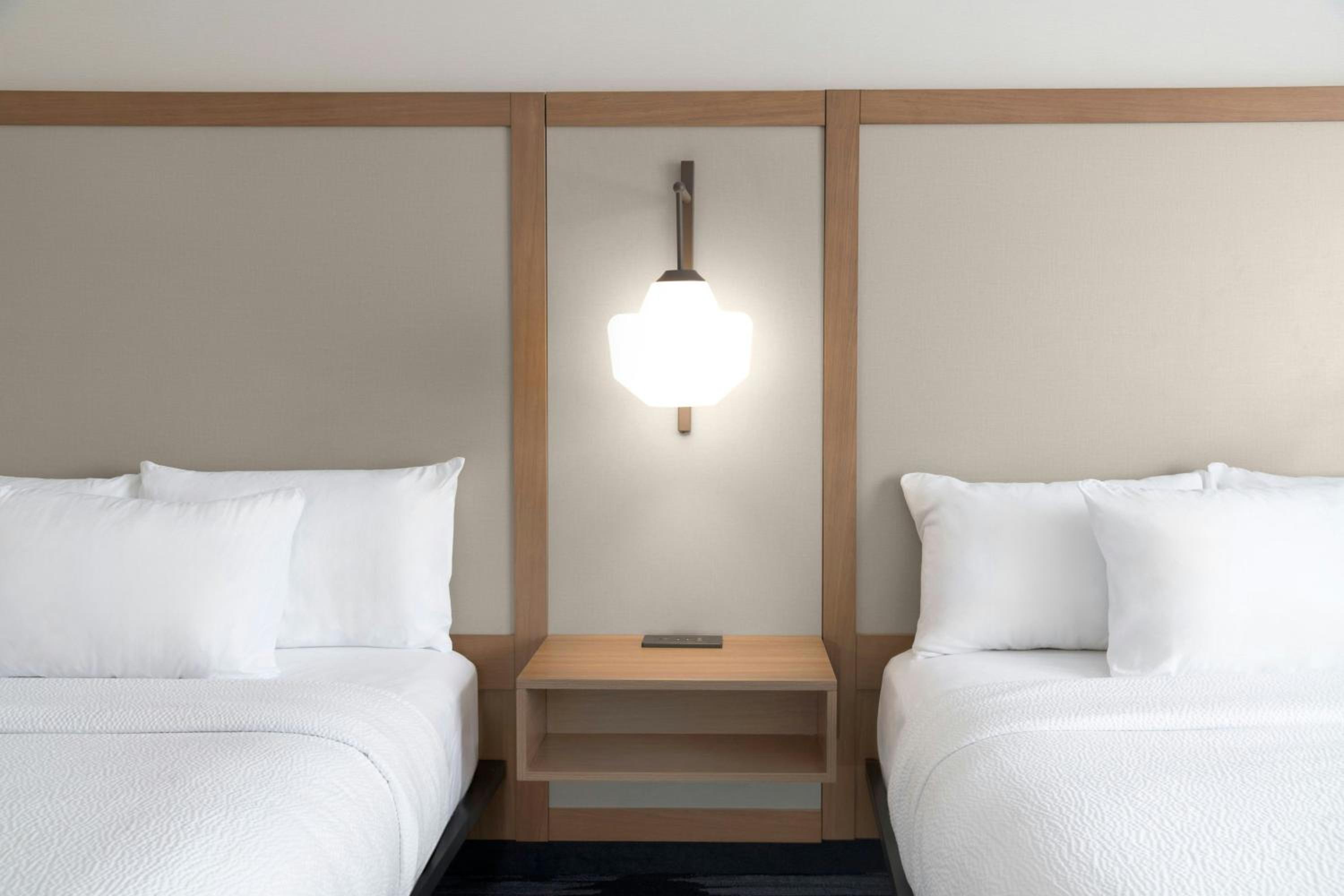 Standard Queen Room with Two Queen Beds - Hearing Accessible - Photo 7