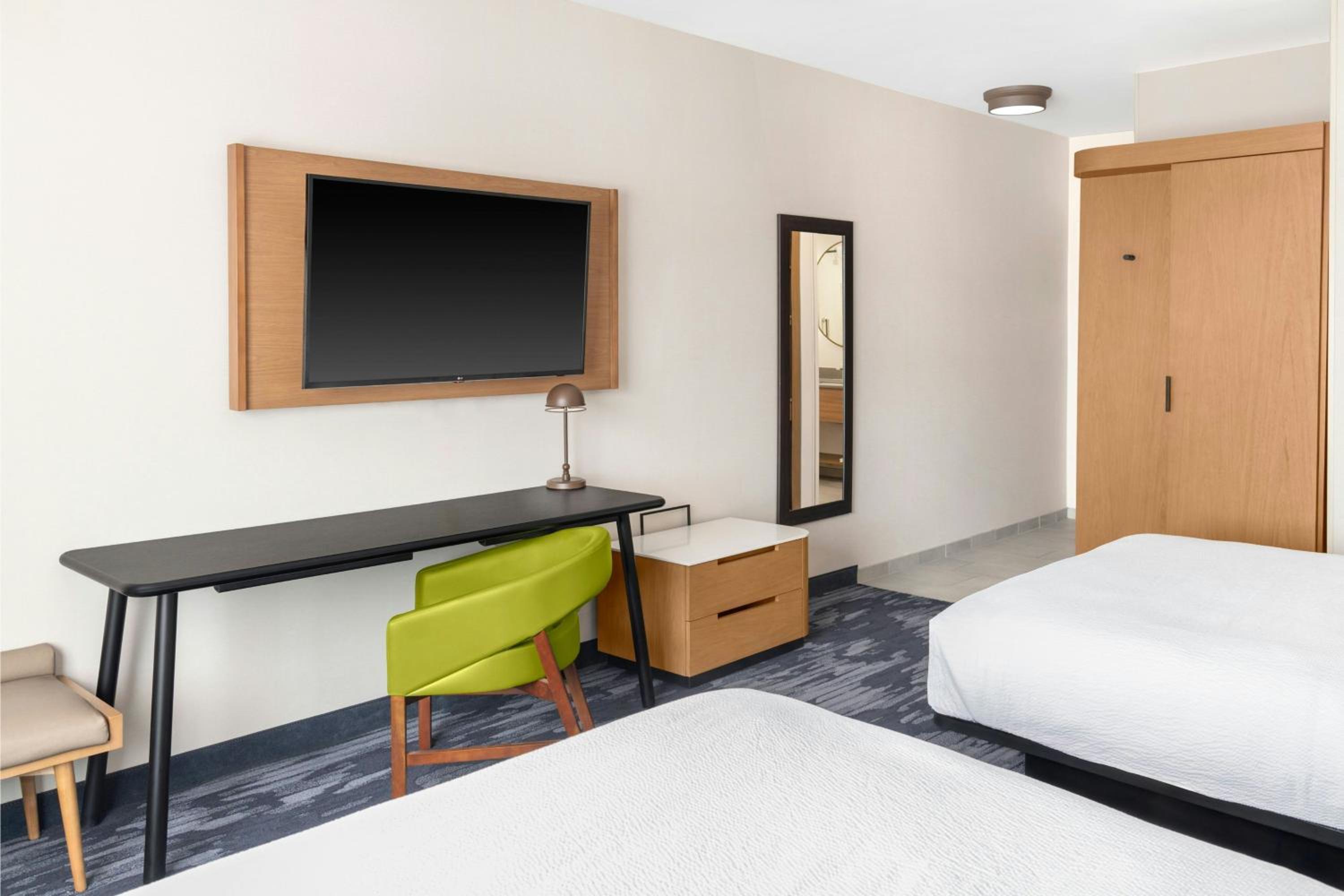 Standard Queen Room with Two Queen Beds - Hearing Accessible - Photo 6