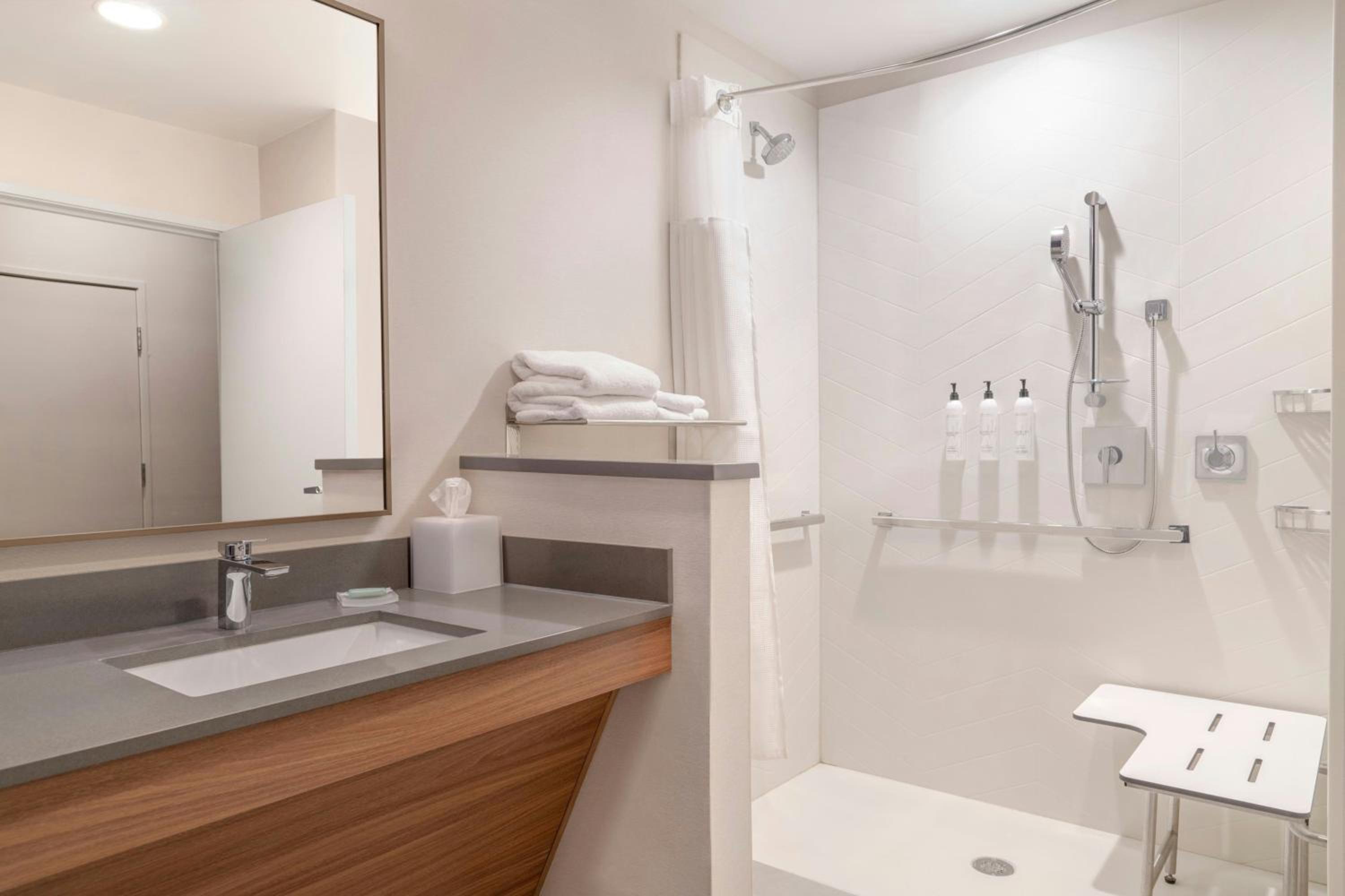 Standard King Room - Hearing Accessible - Photo 9