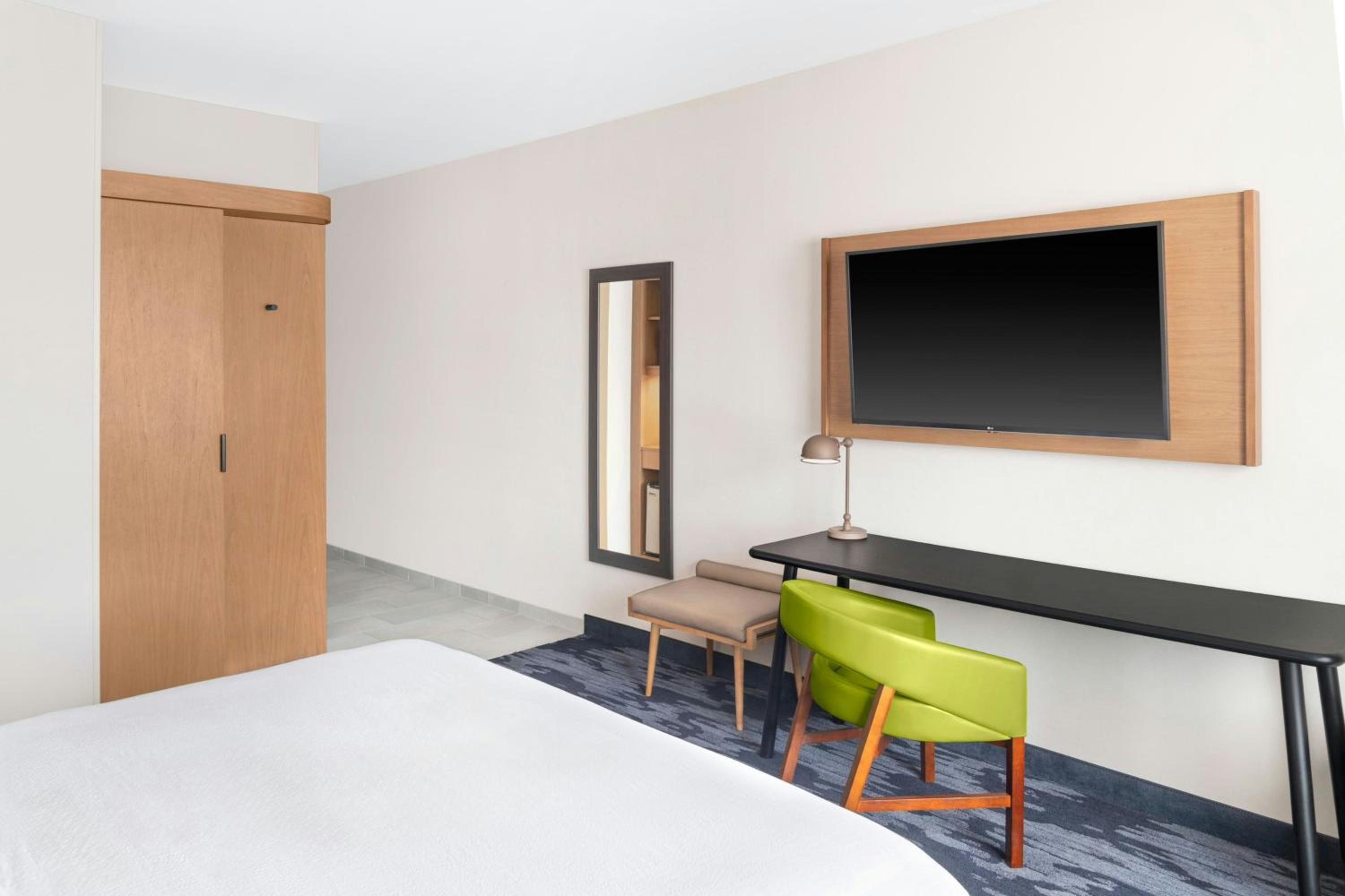 Standard King Room - Hearing Accessible - Photo 6