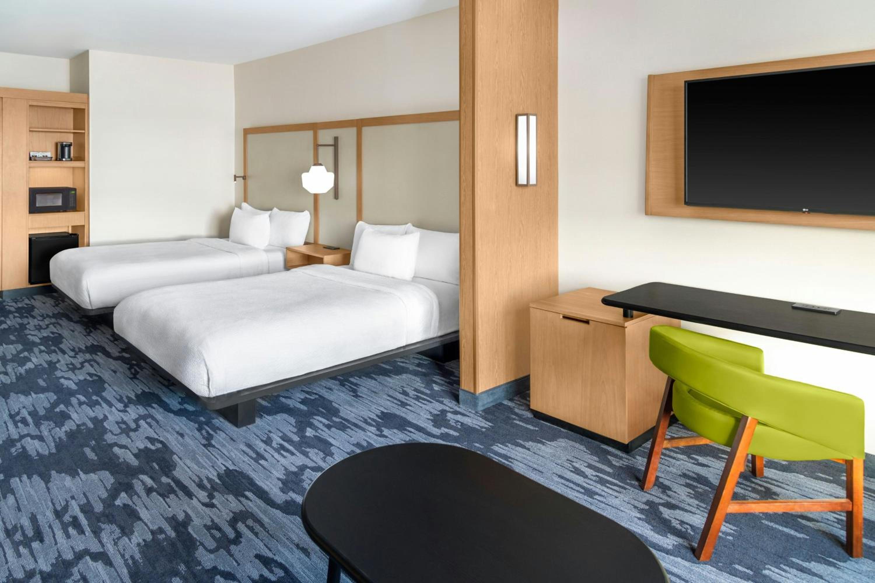 Queen Suite with Two Queen Beds and Sofa Bed - Photo 3
