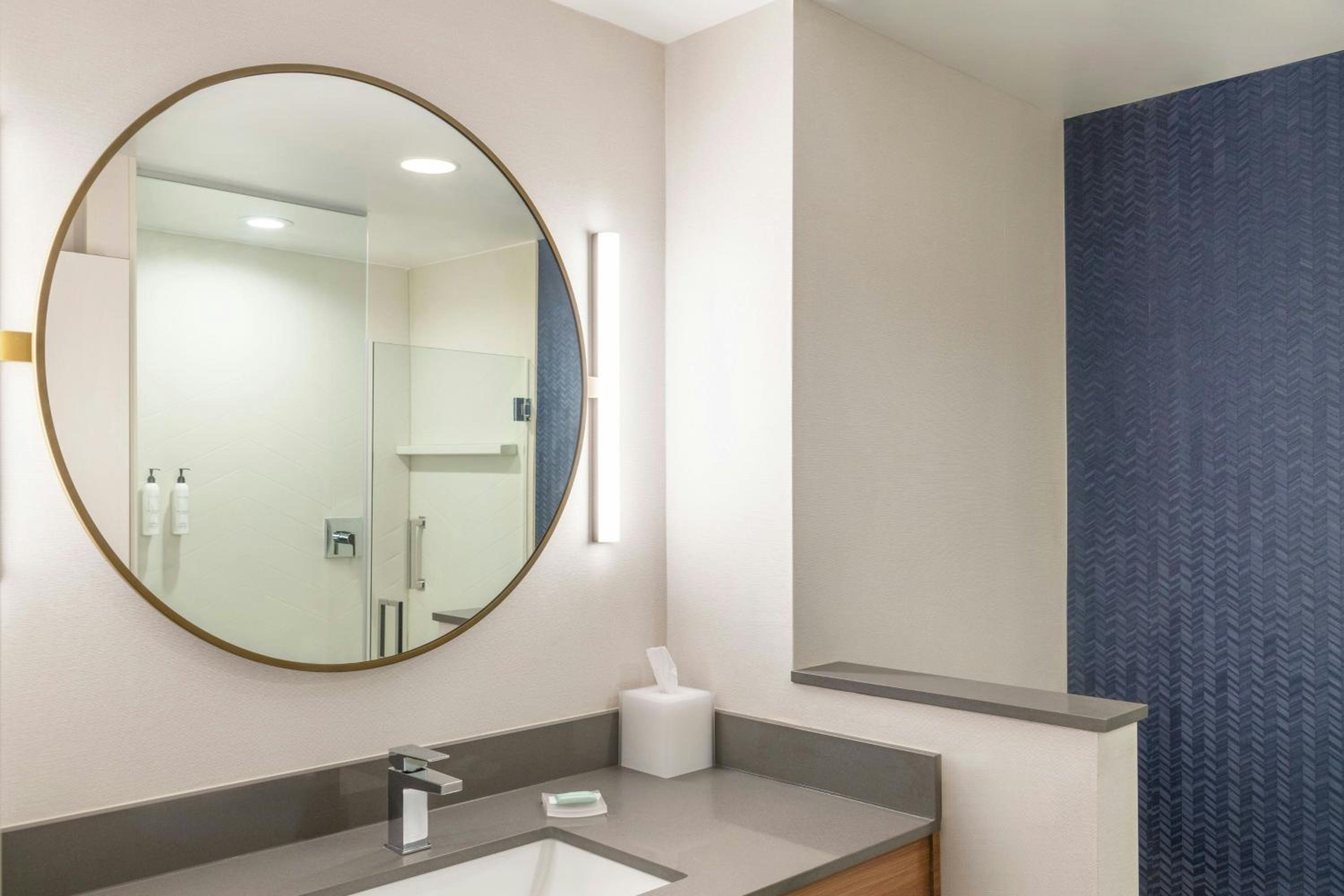 Standard King Room - Hearing Accessible - Photo 8
