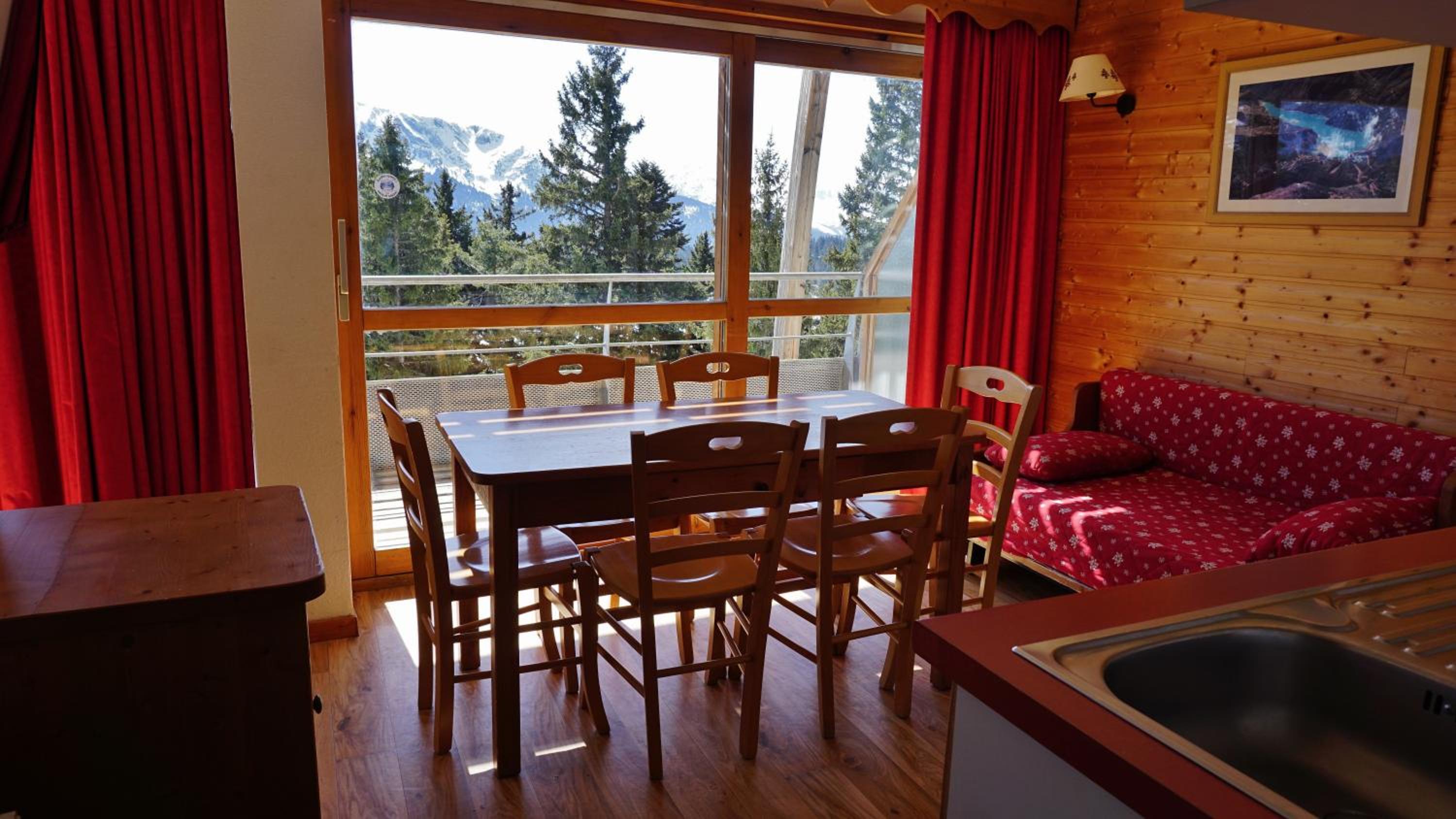 Two-Bedroom Apartment (6 Adults) with Mountain View photo 3