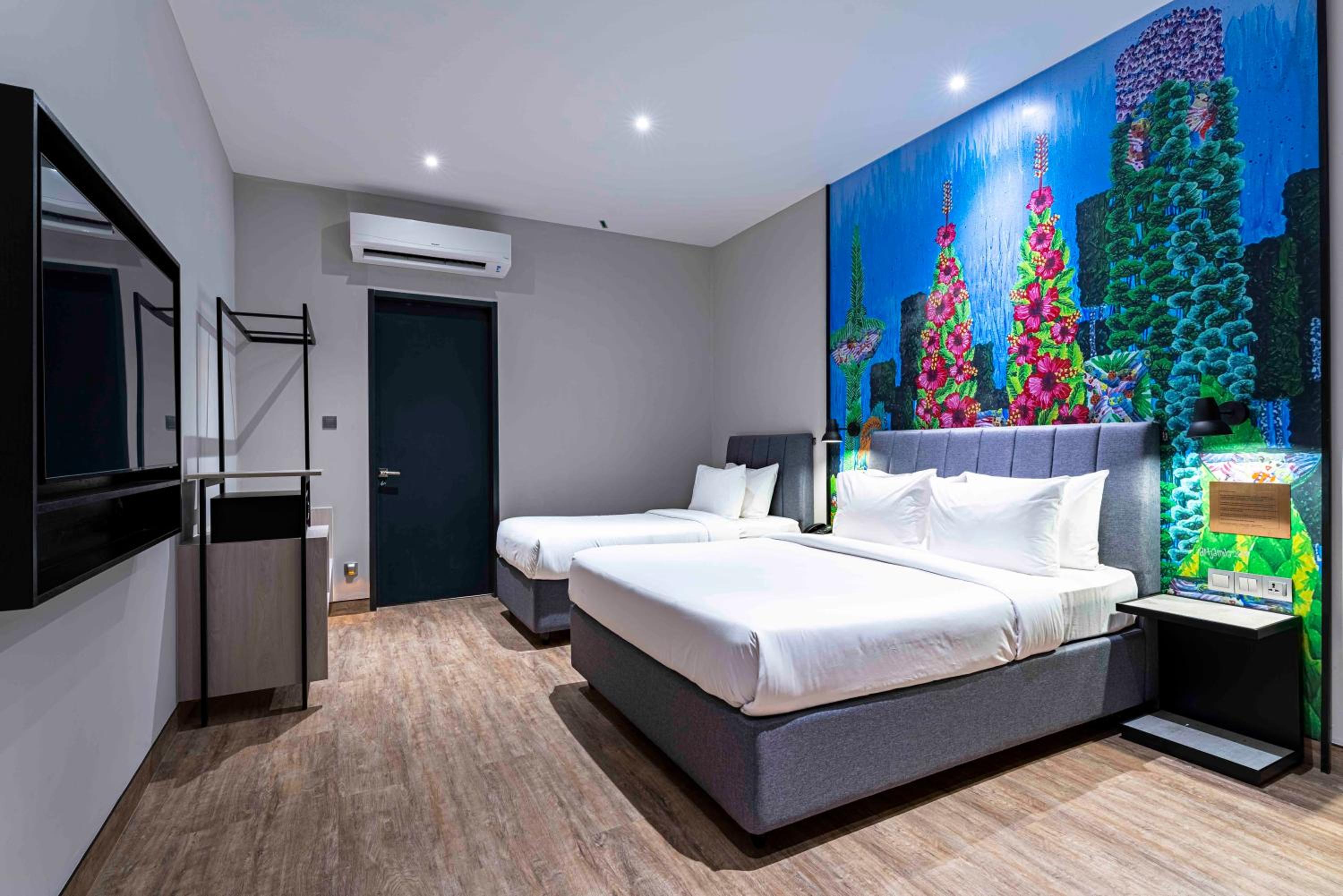 Family Room with One Queen and One Single Bed - Photo 4