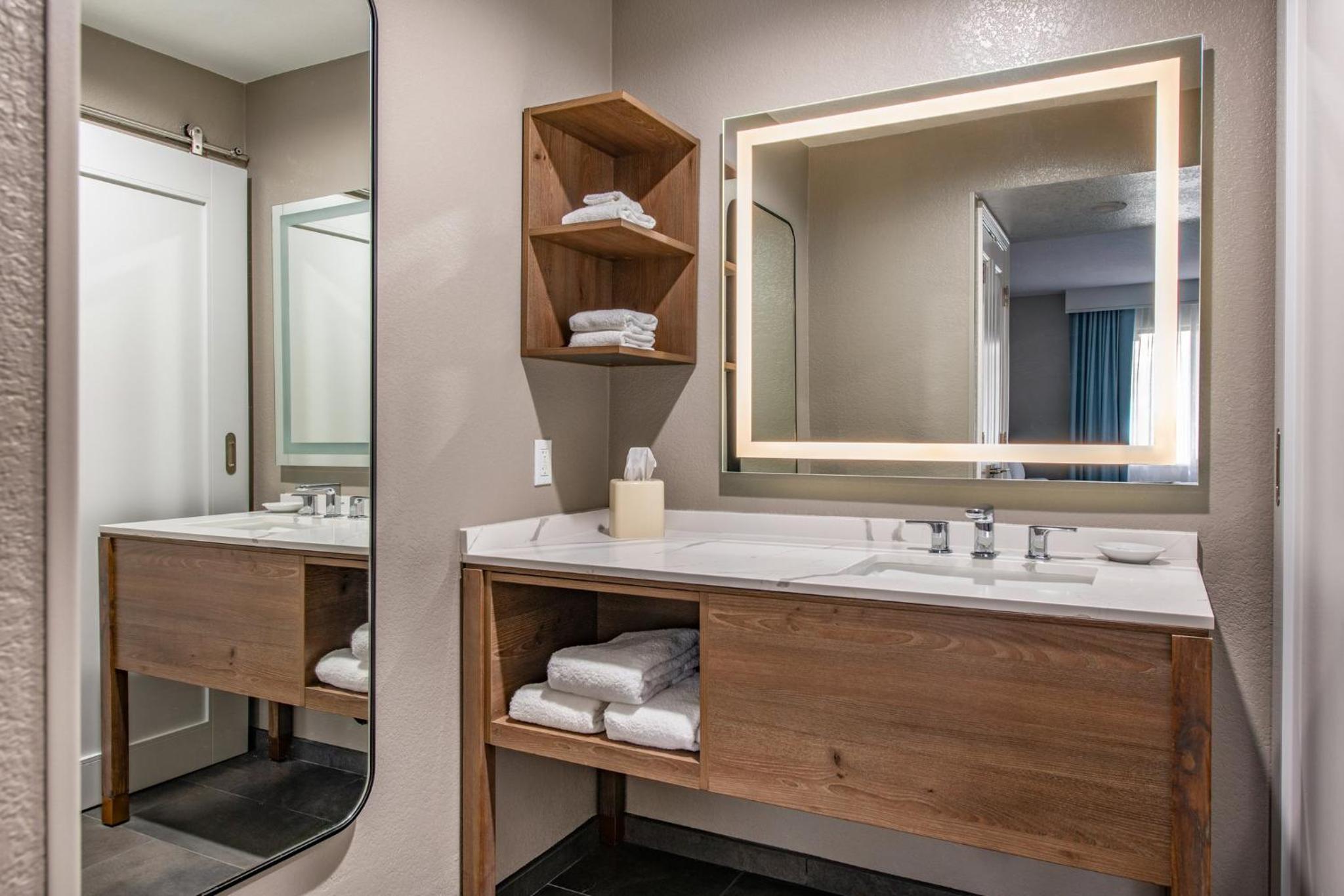 Studio King Suite with Roll In Shower - Mobility Accessible photo 2
