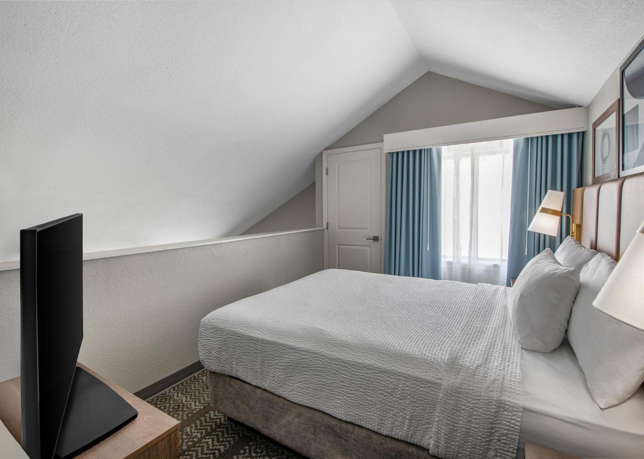 Bi Level Queen Suite with Loft