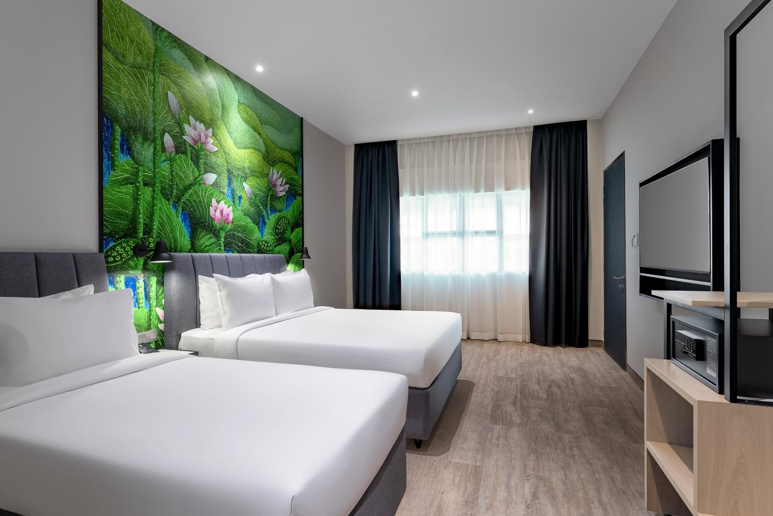 Family Room with One Queen and One Single Bed - Photo 7