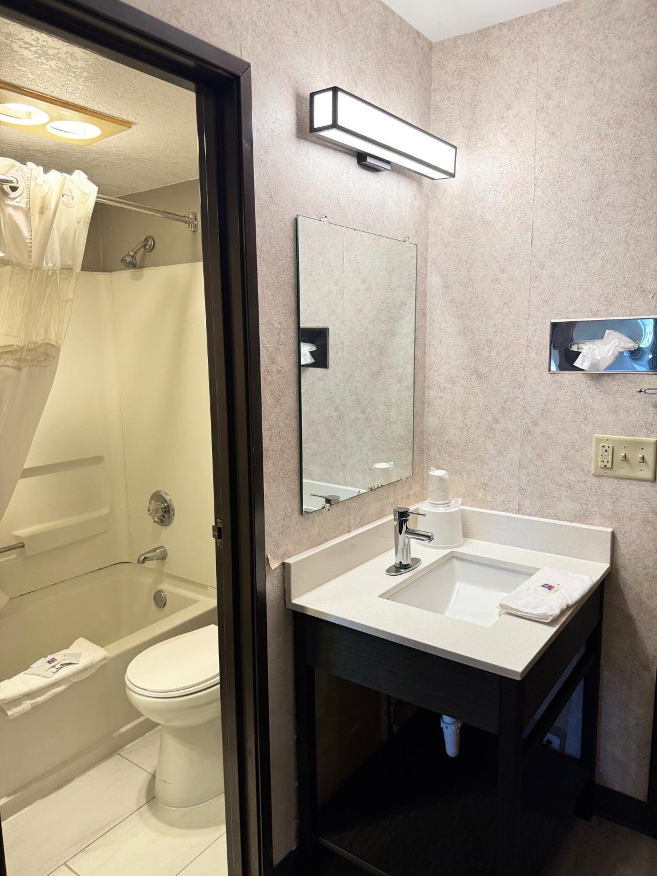 Queen Room - Disability Access - Non-Smoking - Photo 4