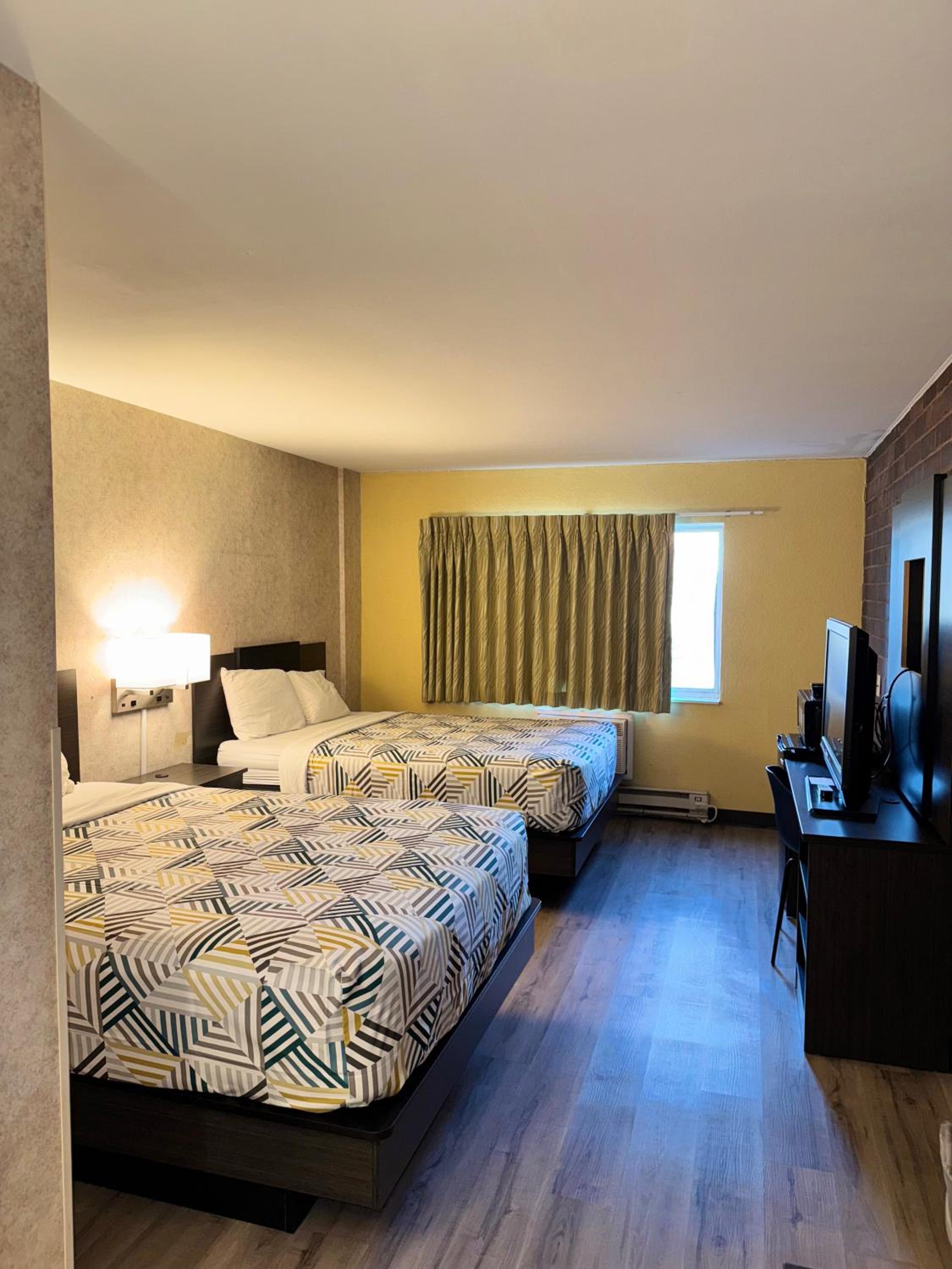 Queen Room with Two Queen Beds - Non-Smoking - Photo 4