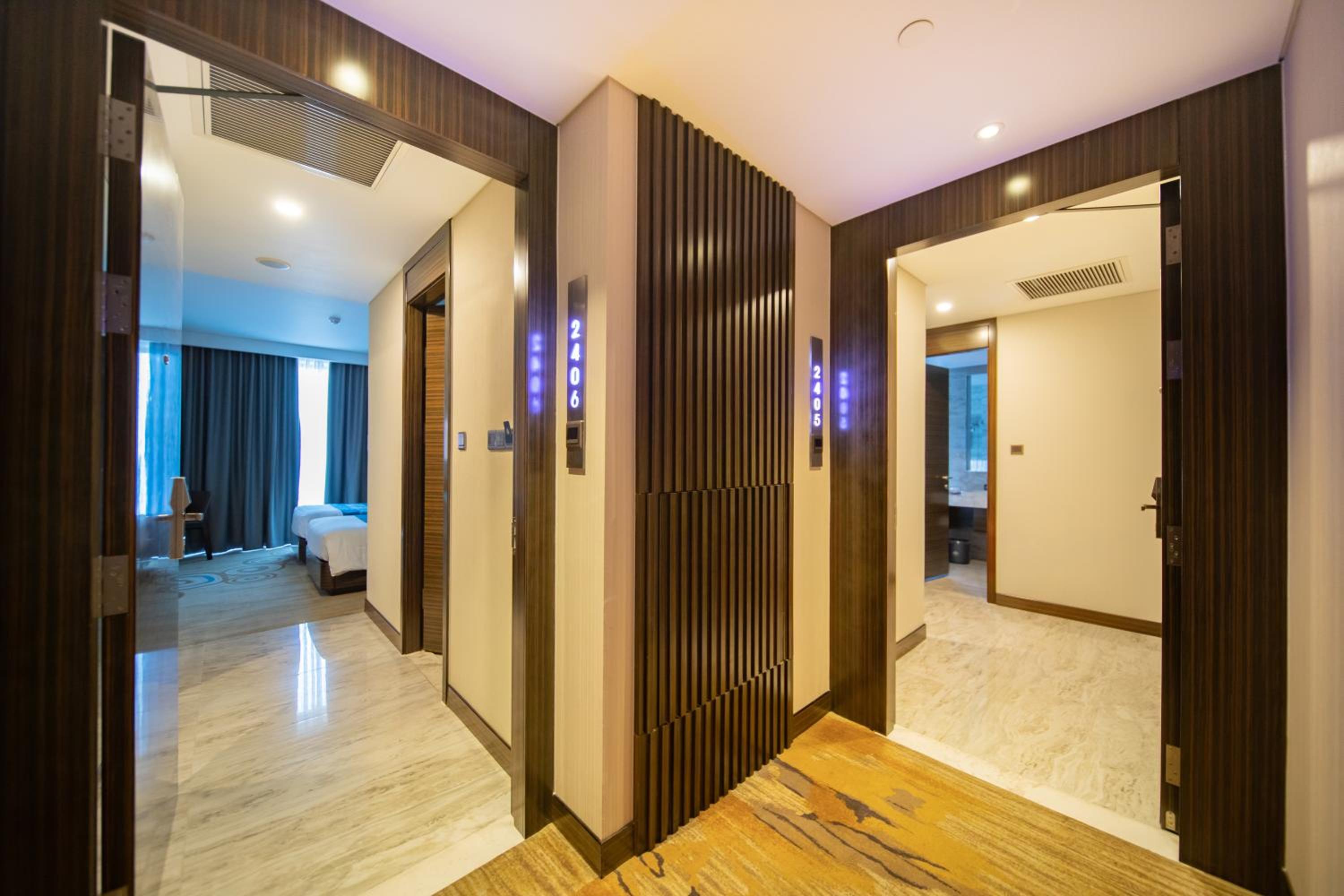Adjoining Room - Including 01 Premier Twin room & 01 Executive Room photo 2