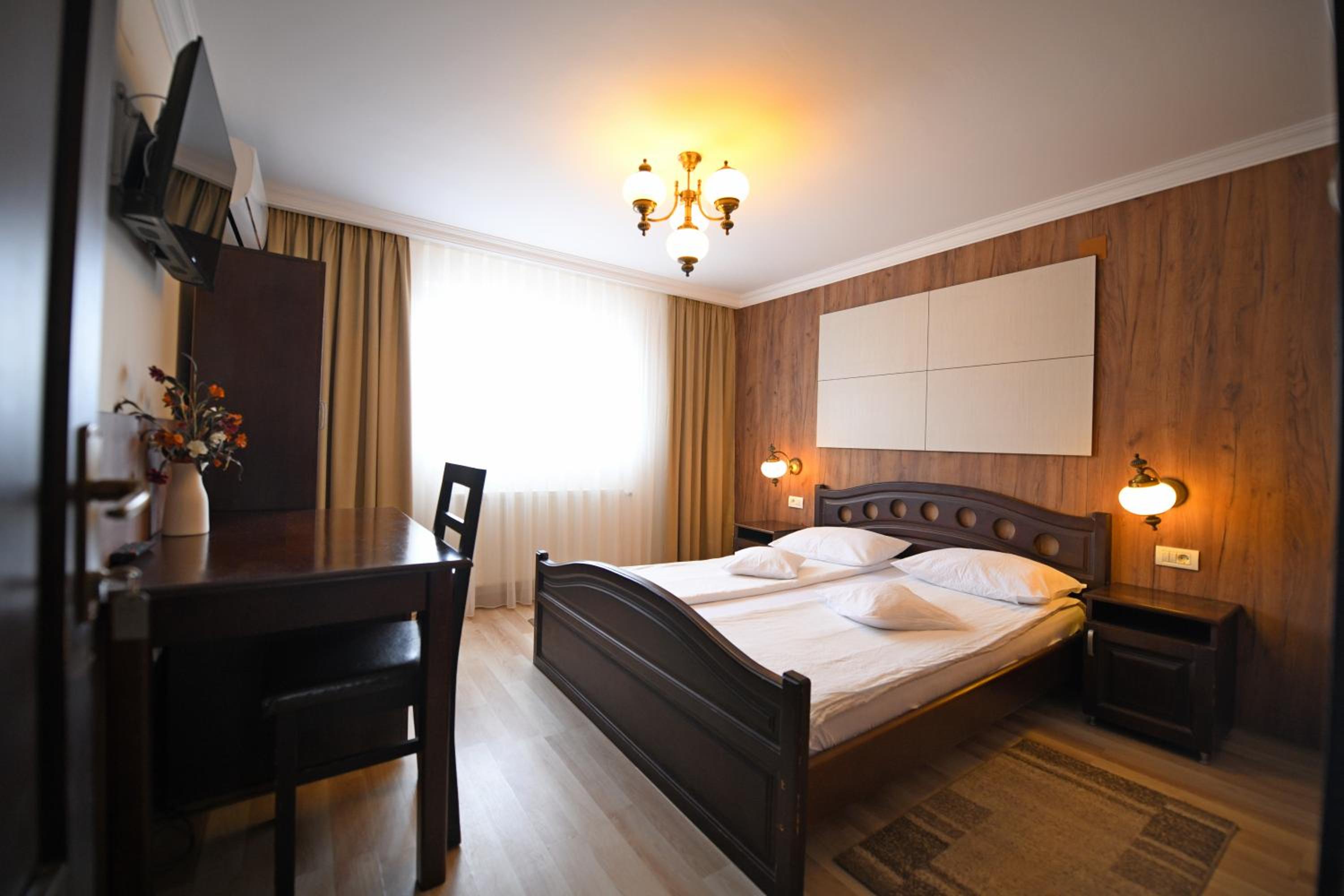 Standard Double Room - Photo 8