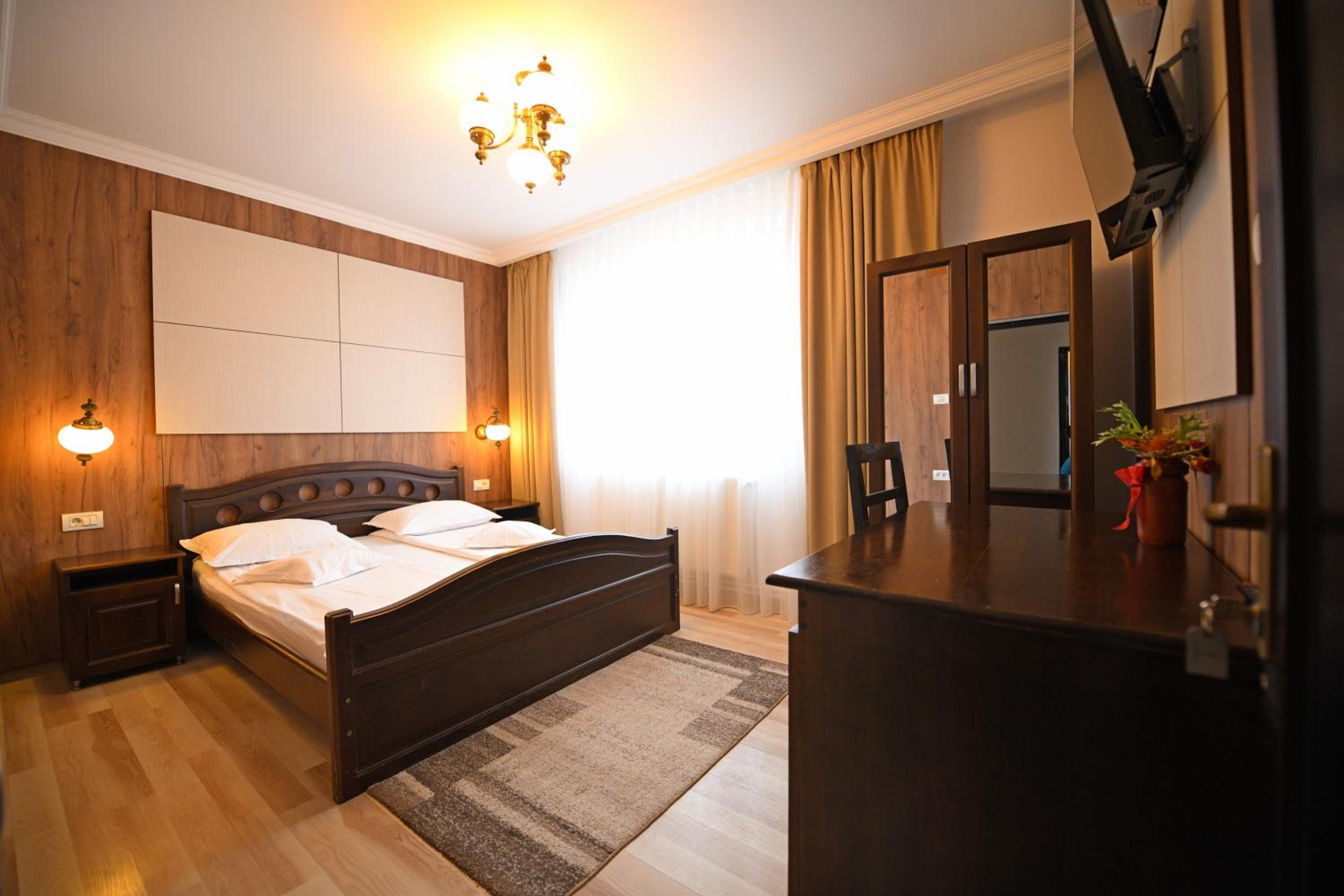 Standard Double Room - Photo 9