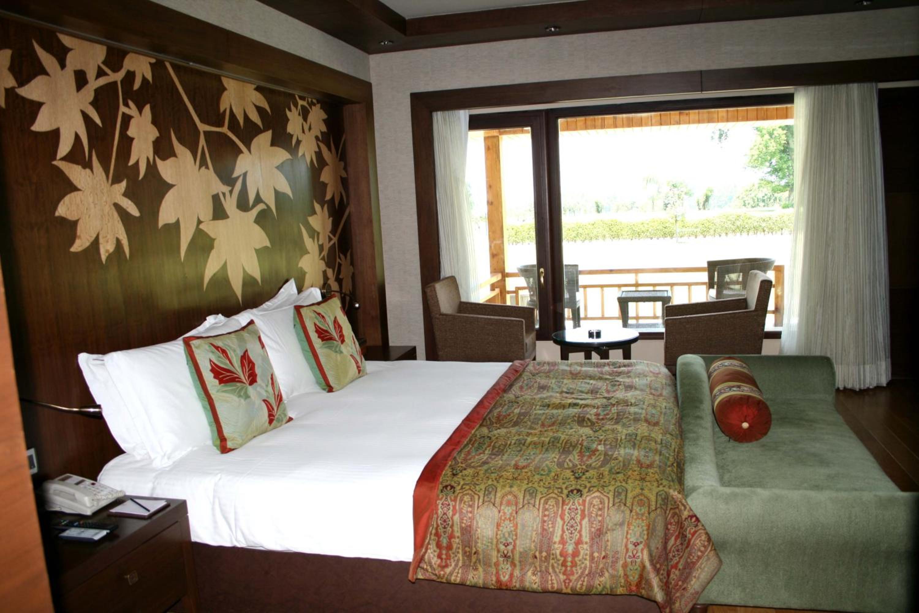 Super Deluxe Ground Floor King Bed - Free WiFi - Photo 2