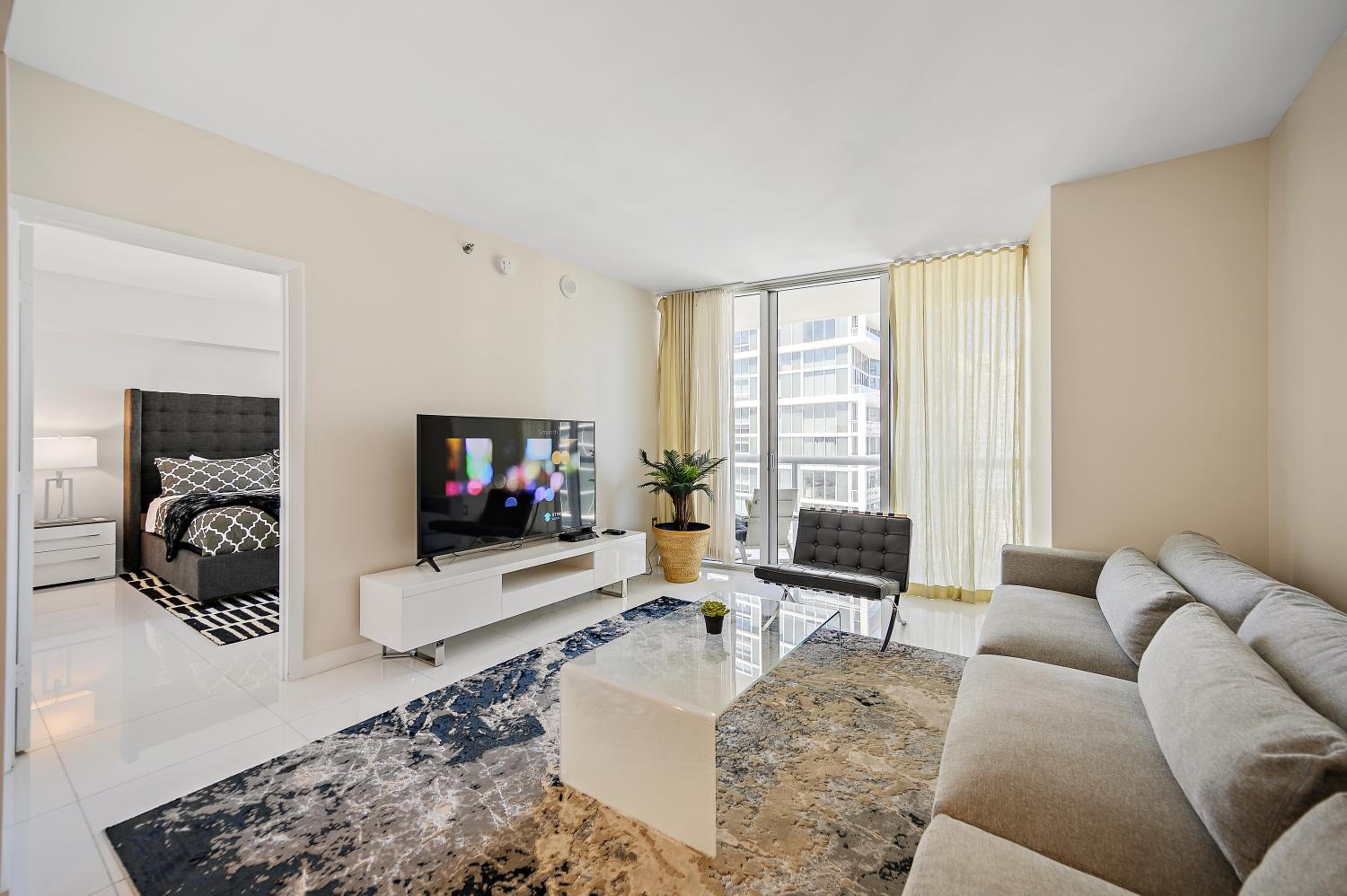 One-Bedroom Apartment with Balcony and Sea View photo 2