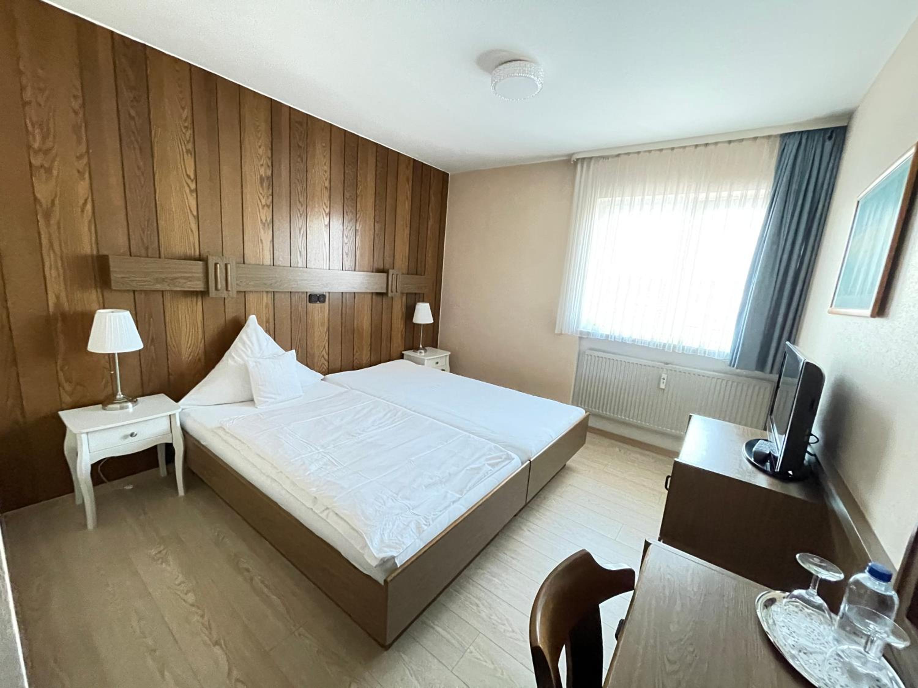 Standard Twin Room - Photo 4