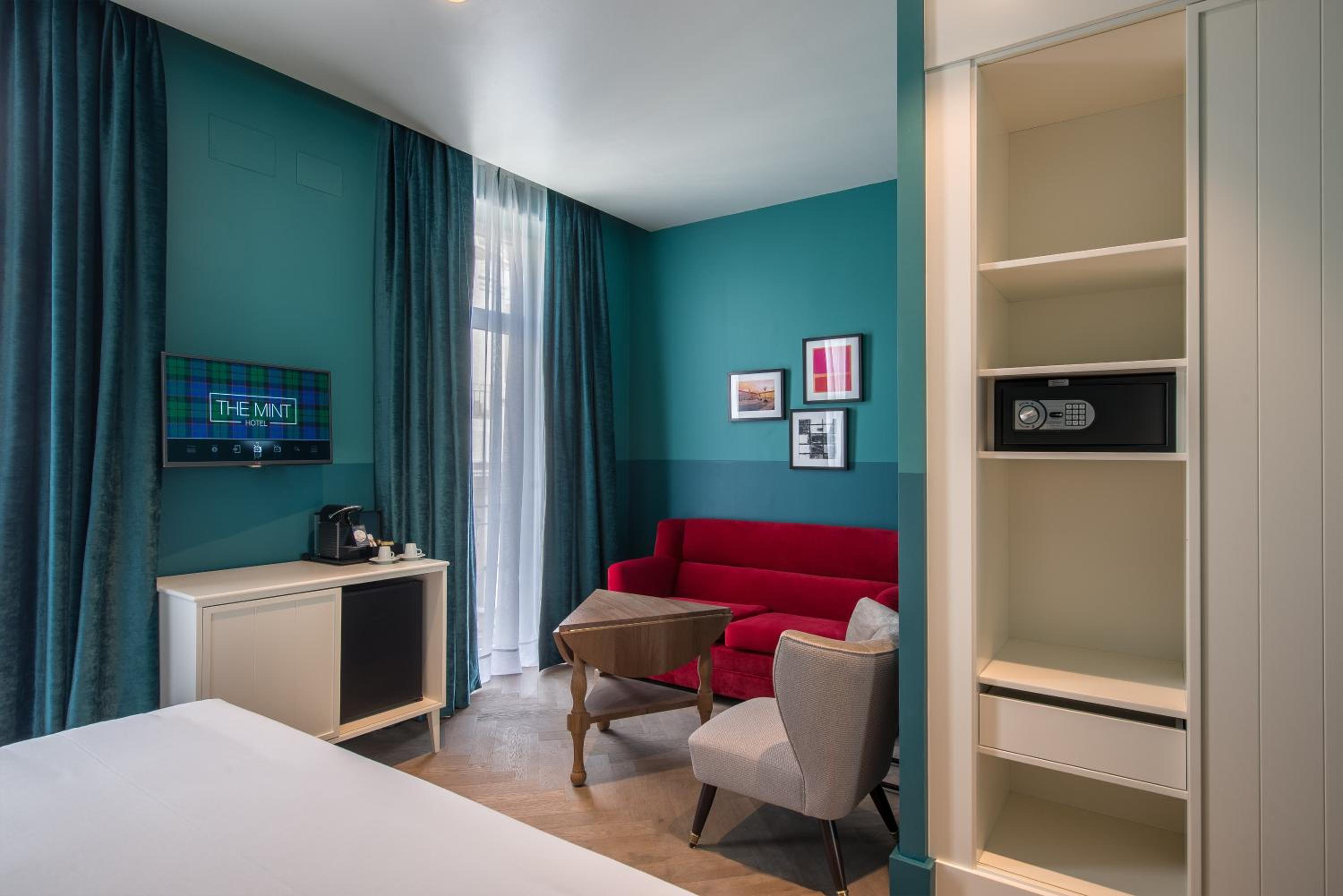 Deluxe Double or Twin Room thumbnail 6