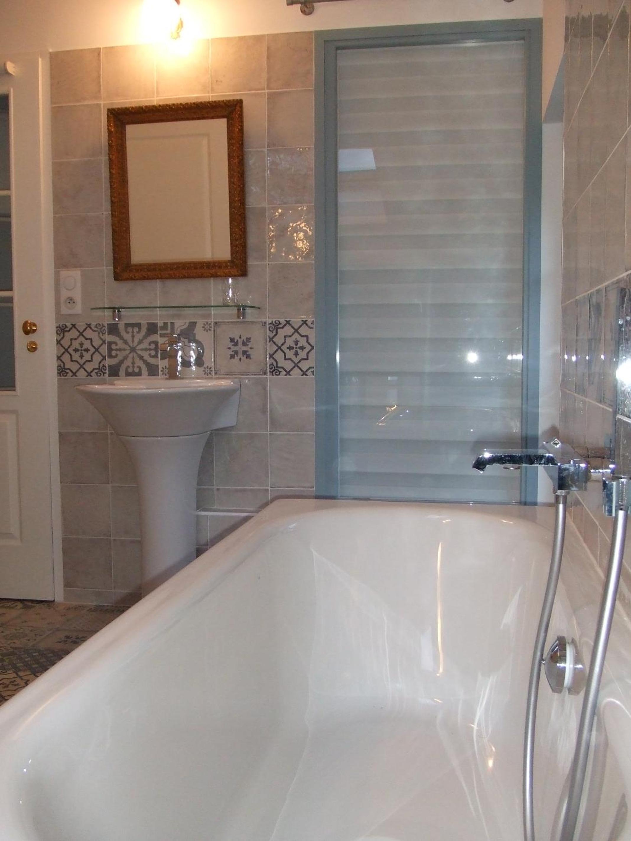 Family Room with Private Bathroom - Photo 5