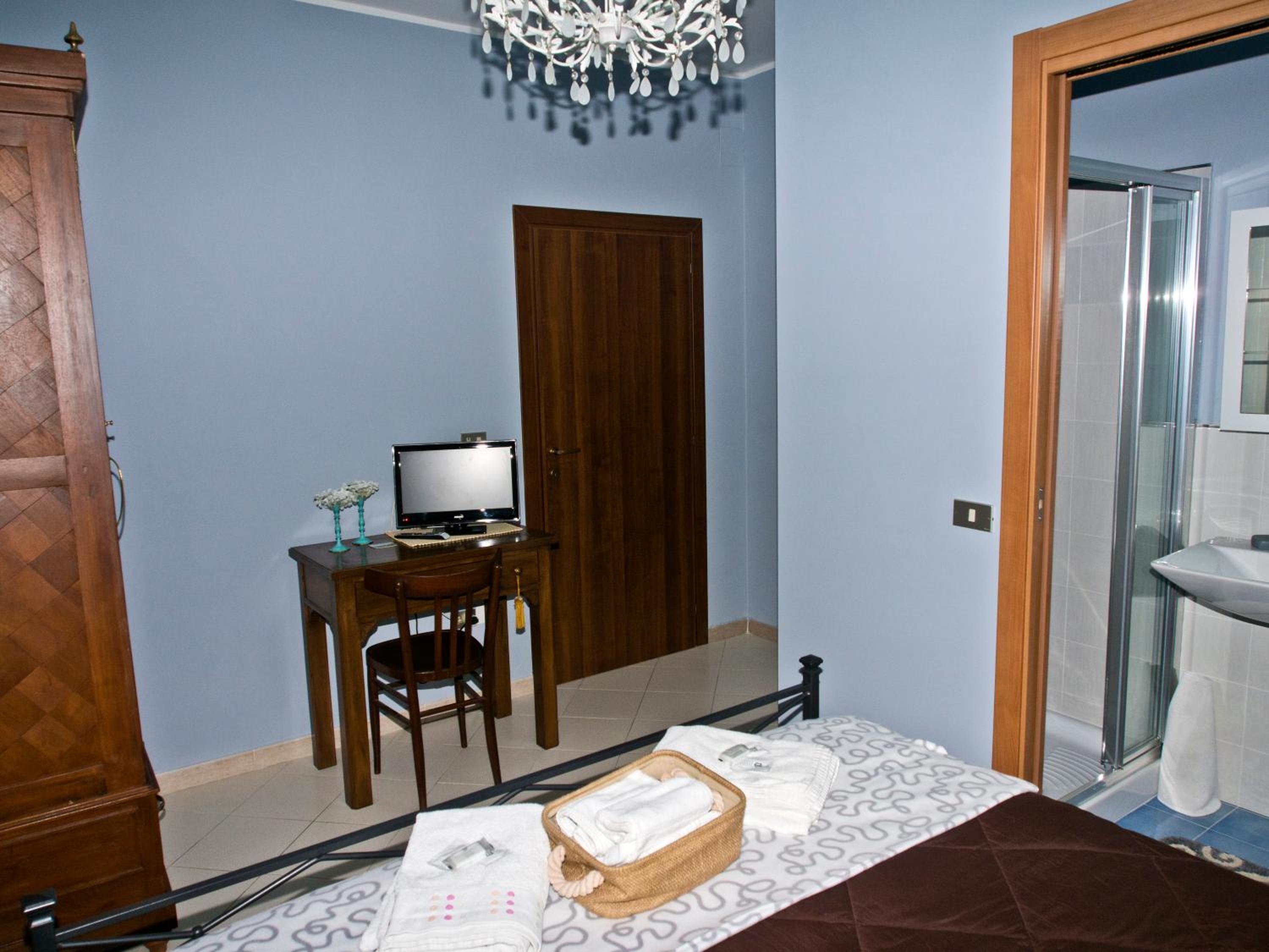Double Room with Private Bathroom - Photo 7