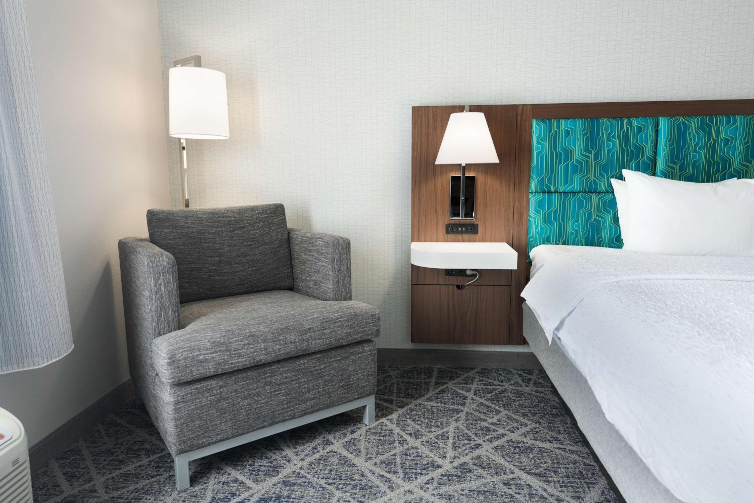 King Room with King Bed - Non-Smoking - Photo 2