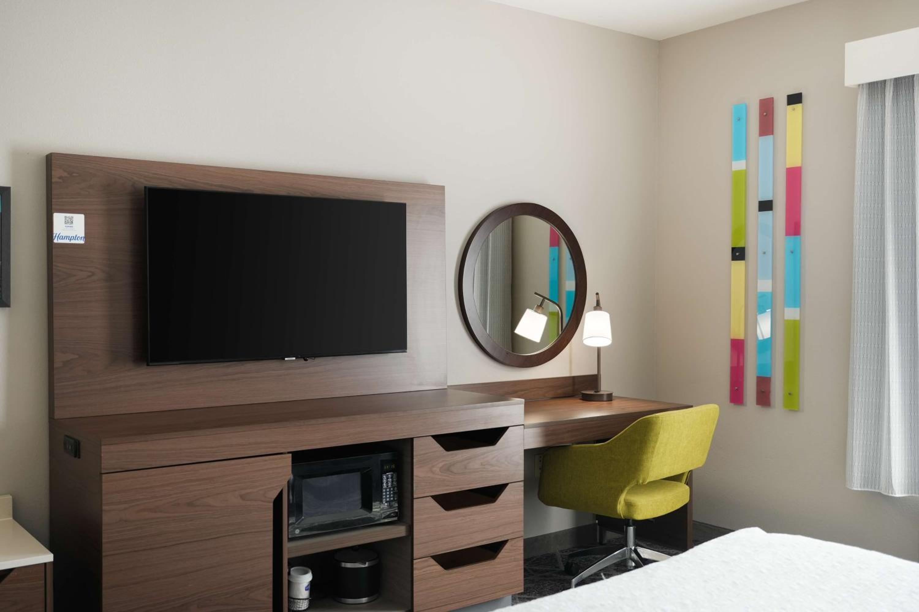 King Room with King Bed - Non-Smoking - Photo 3