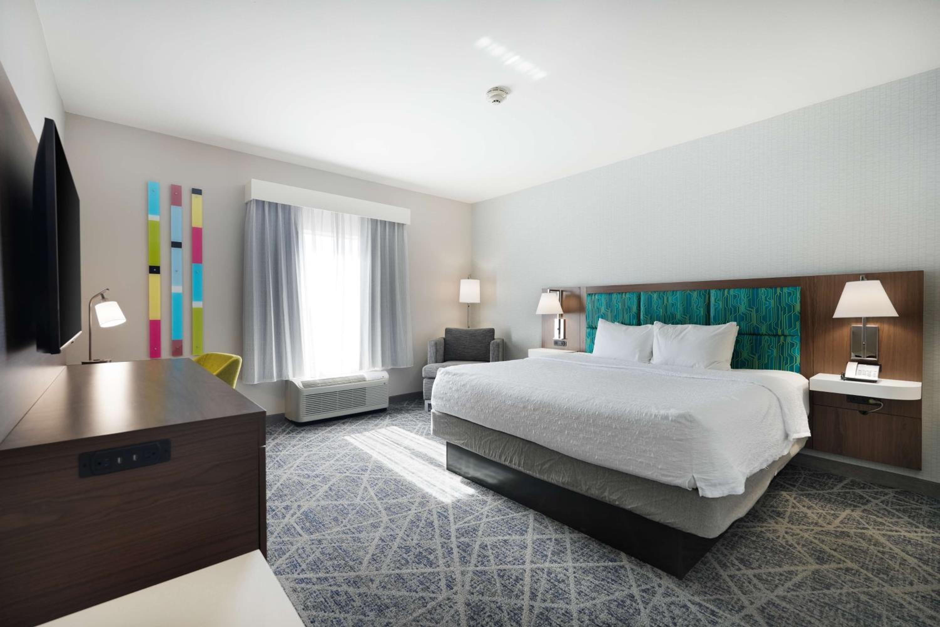 King Room with King Bed - Non-Smoking - Photo 5