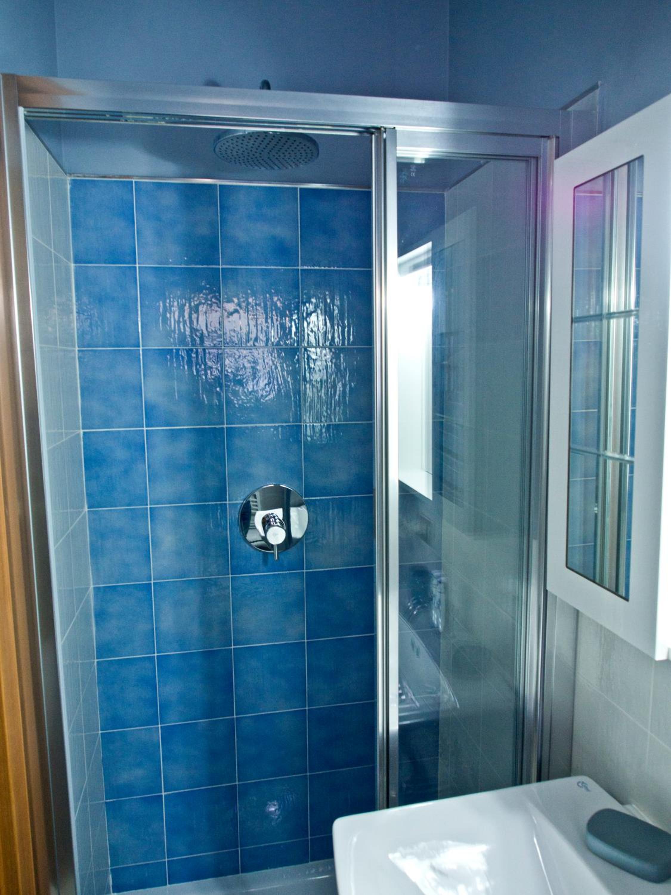 Double Room with Private Bathroom - Photo 6