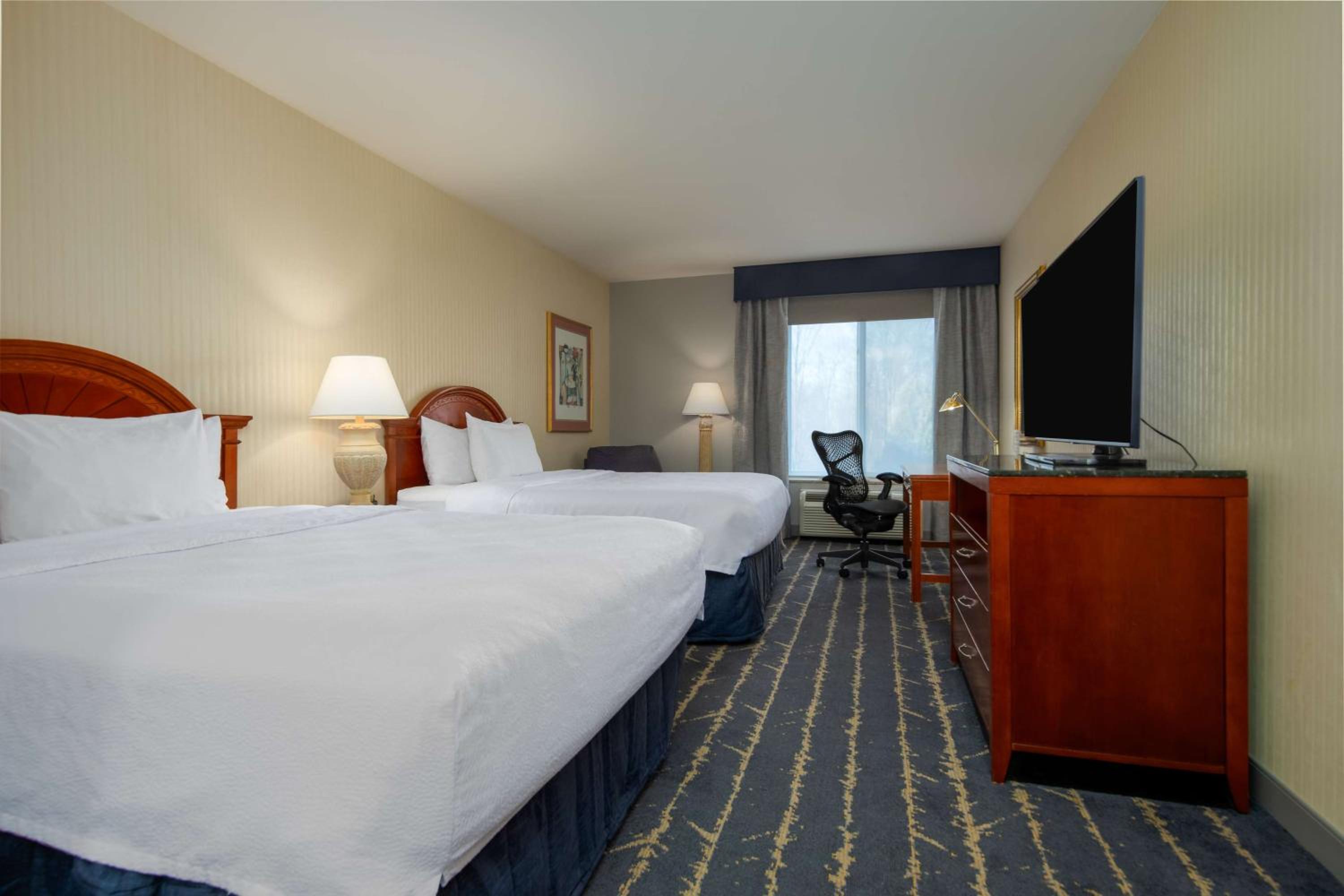 Queen Room with Two Queen Beds - Photo 3