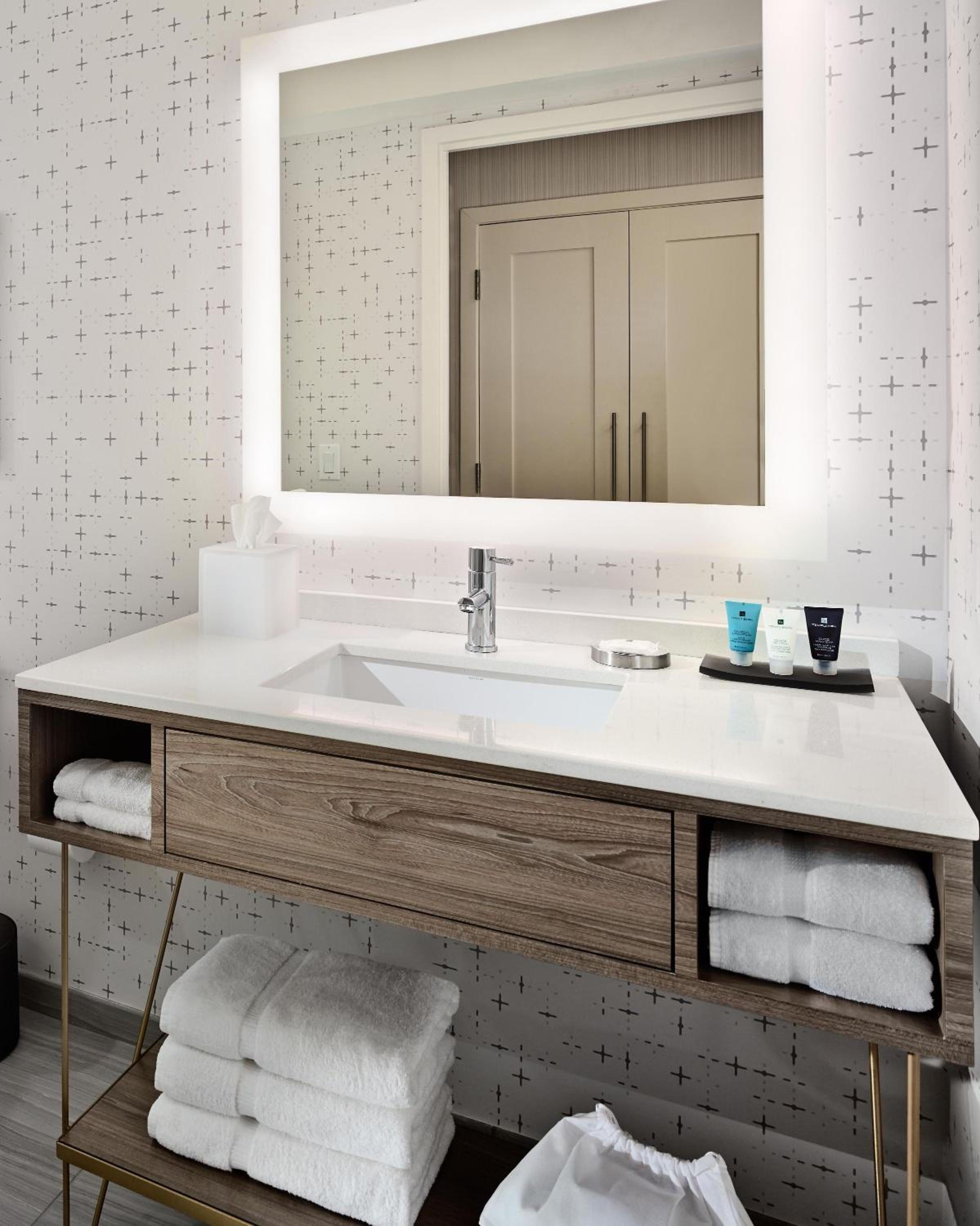 Premium Queen Room with Tub and City View - Mobility Accessible