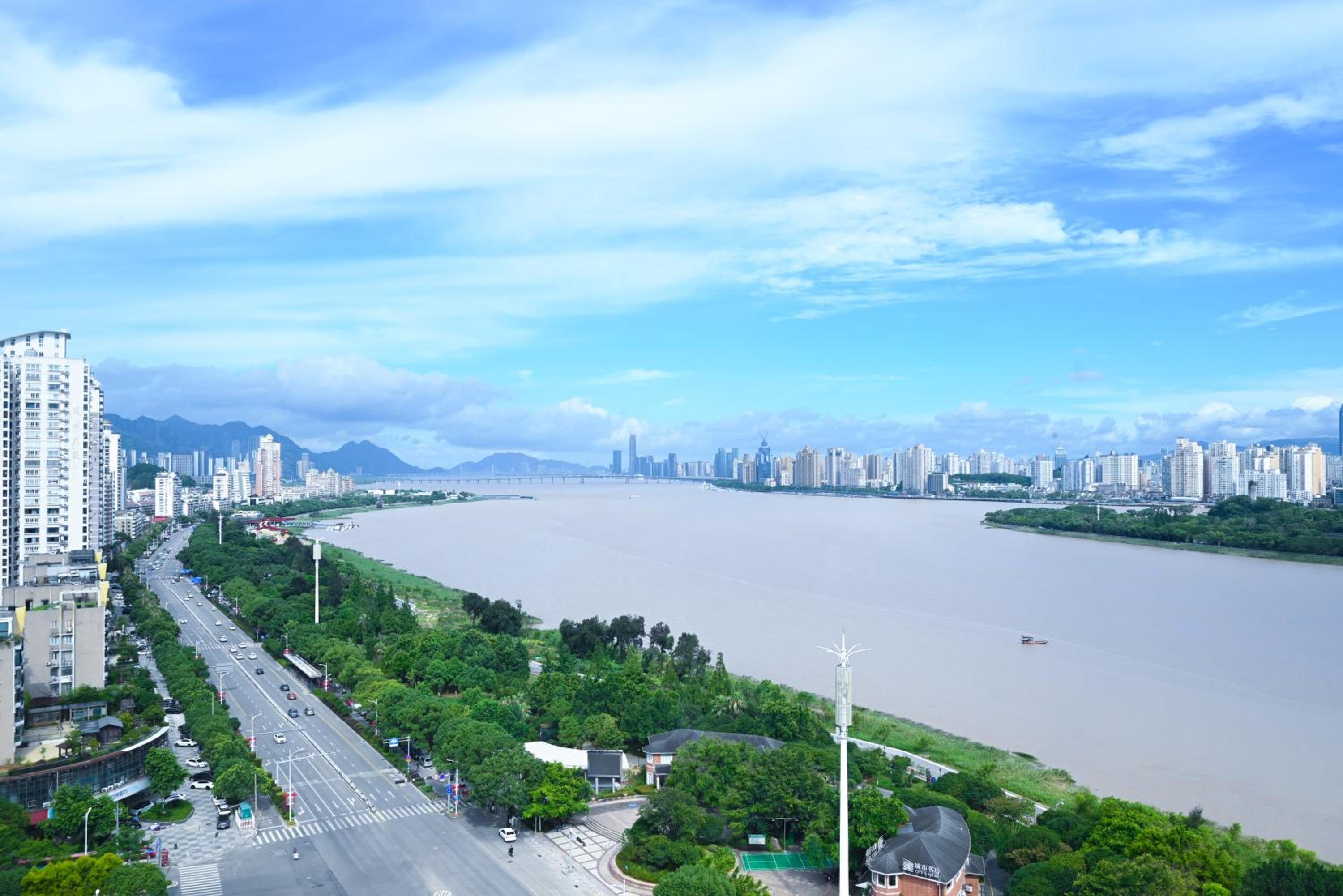 Deluxe King Room with River or Park View