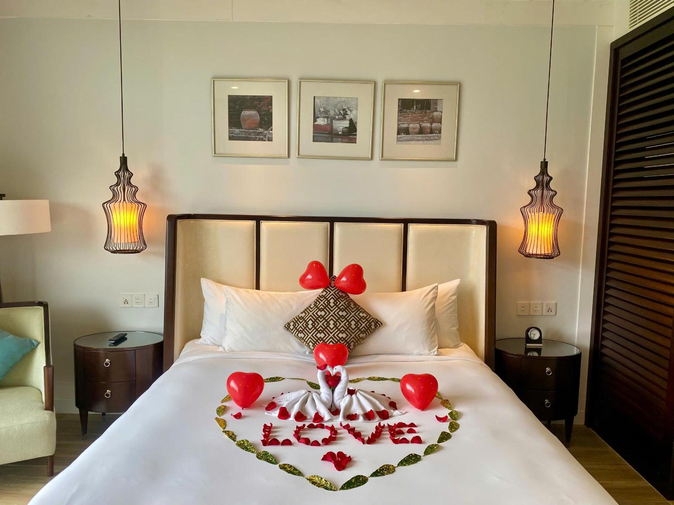 Deluxe, King Bed, Golf View with Balcony