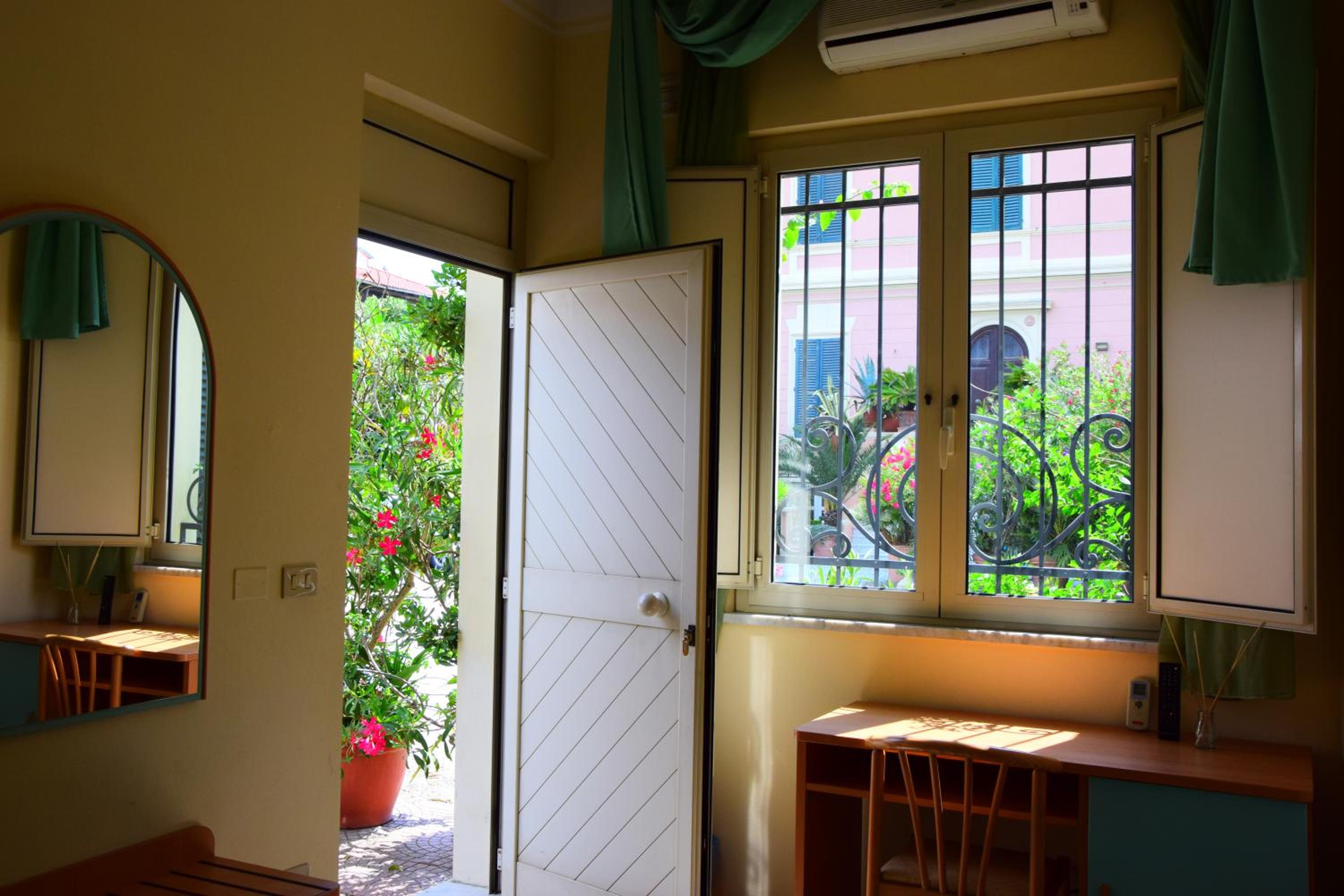 Family Room (2 Adults + 1 Child) - Annex  photo 1