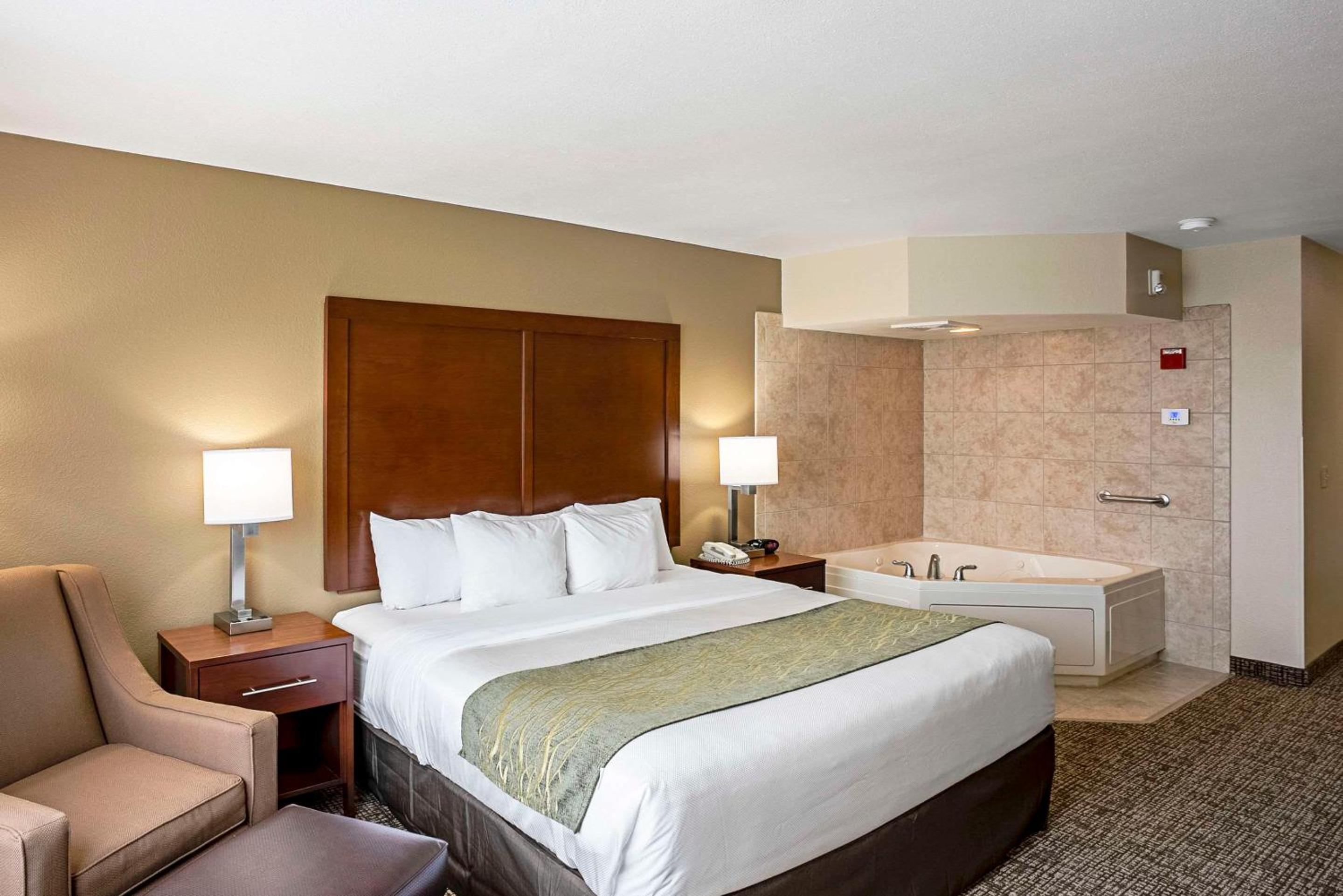 King Suite - Accessible/Non-Smoking - Photo 1