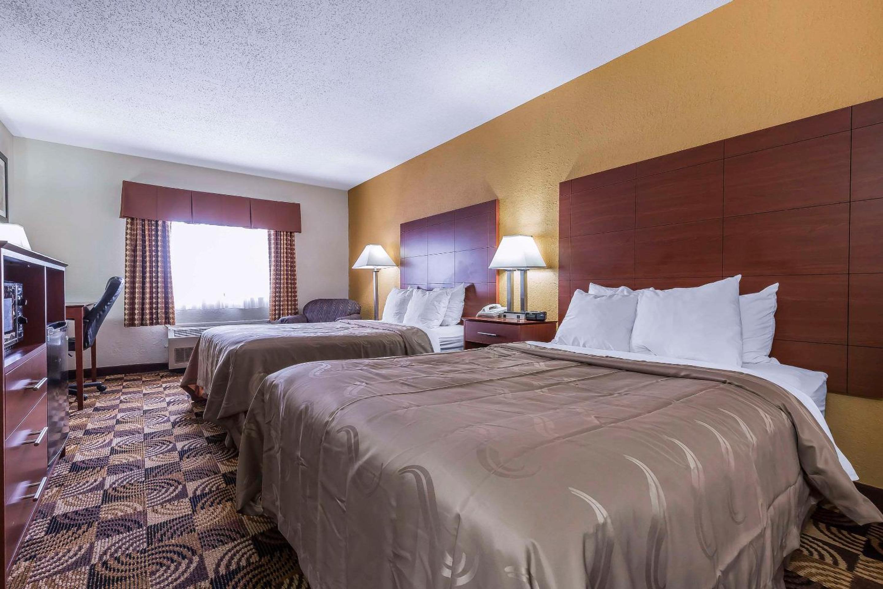 Queen Room with Two Queen Beds - Non-Smoking - Photo 2