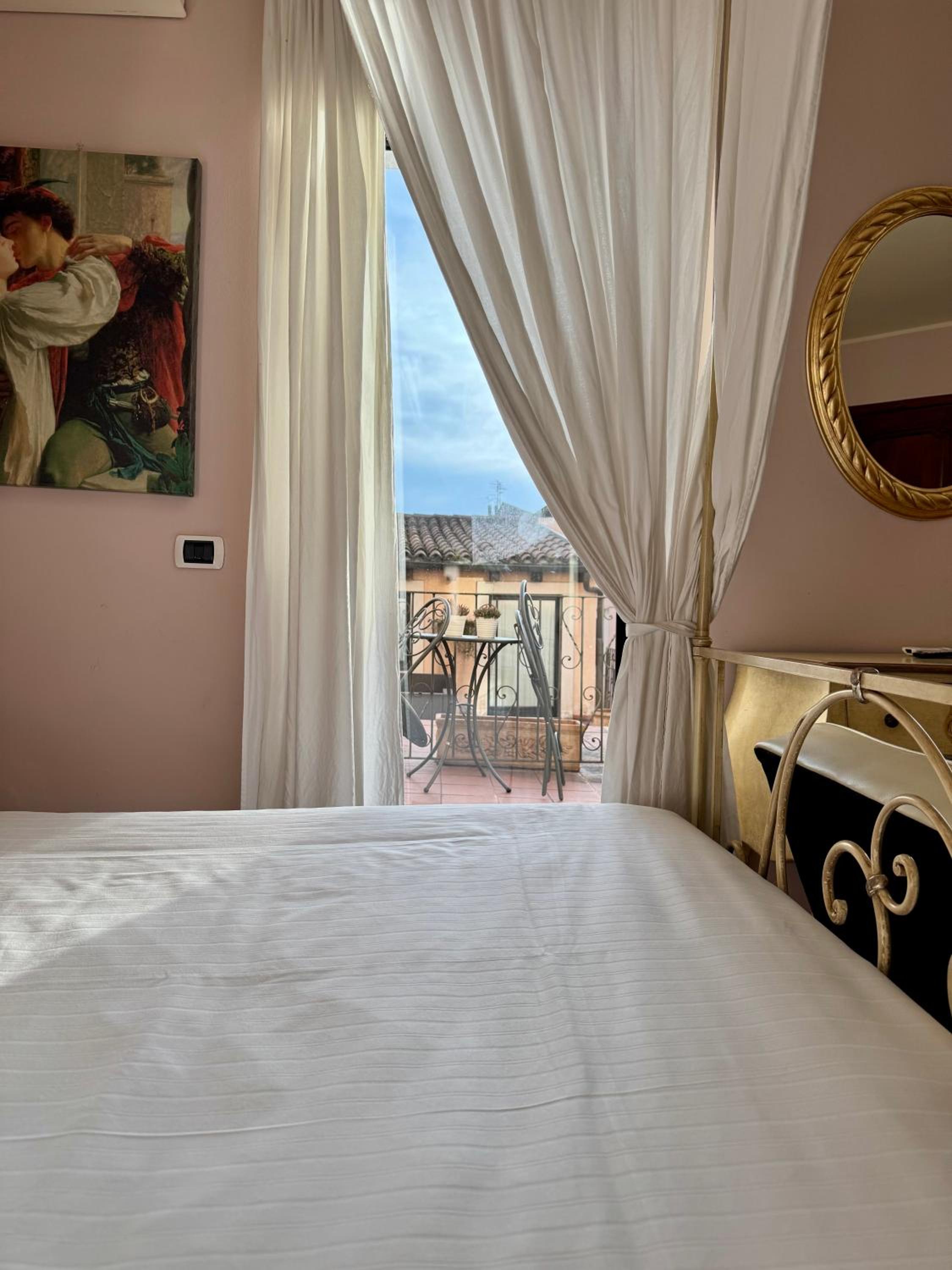 Junior Suite with Balcony - Photo 6