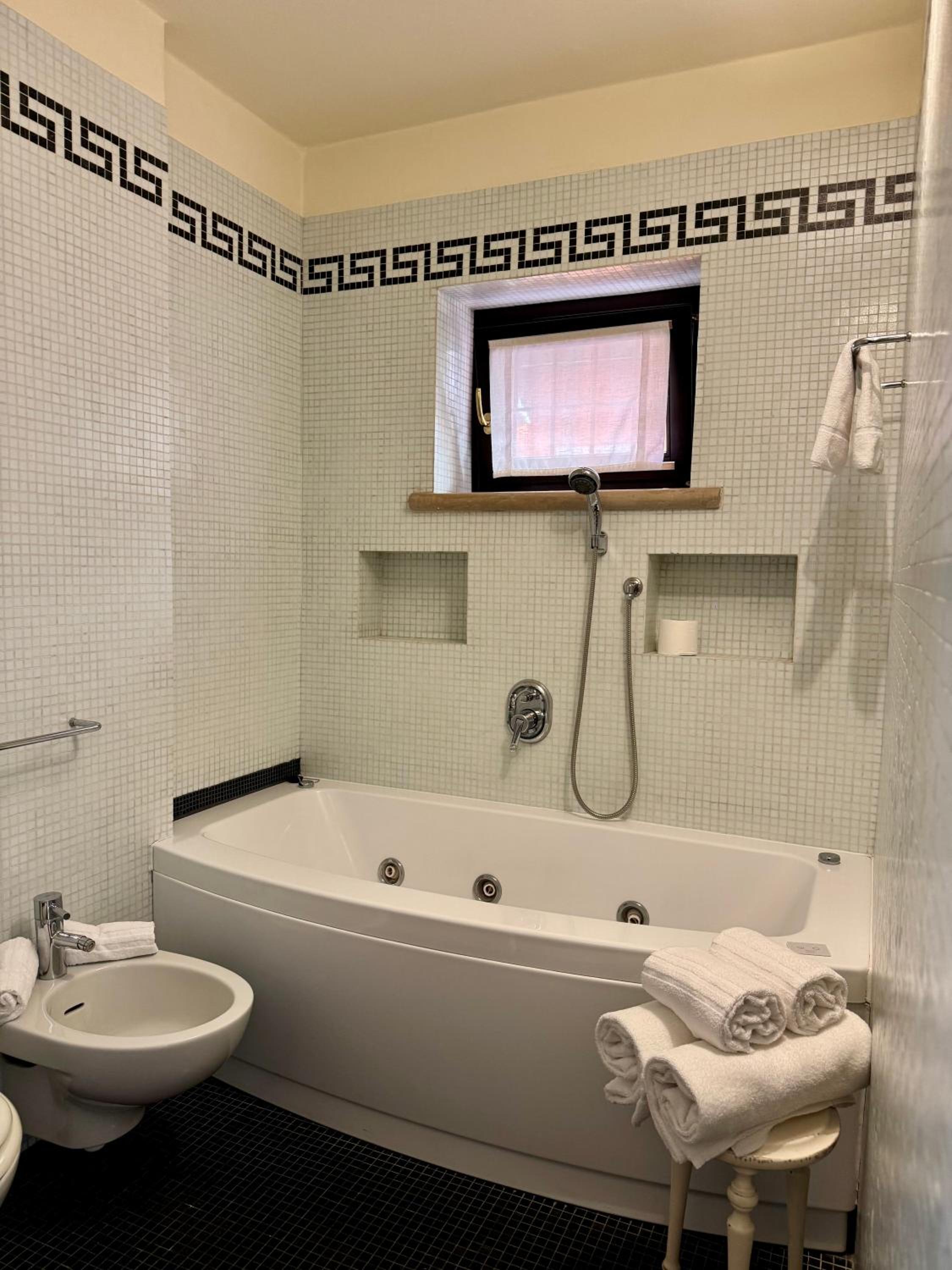Junior Suite with Balcony - Photo 4