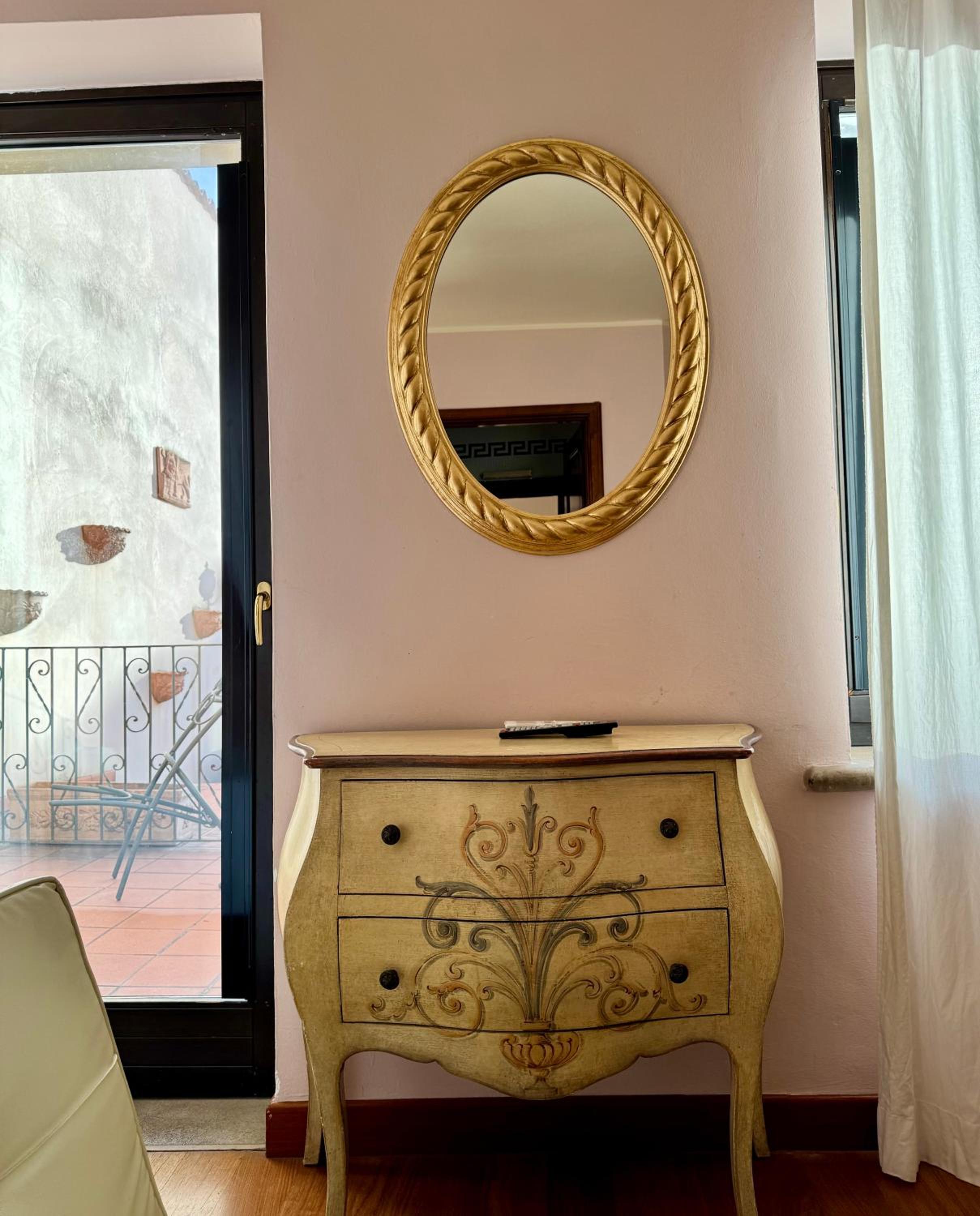 Junior Suite with Balcony - Photo 5