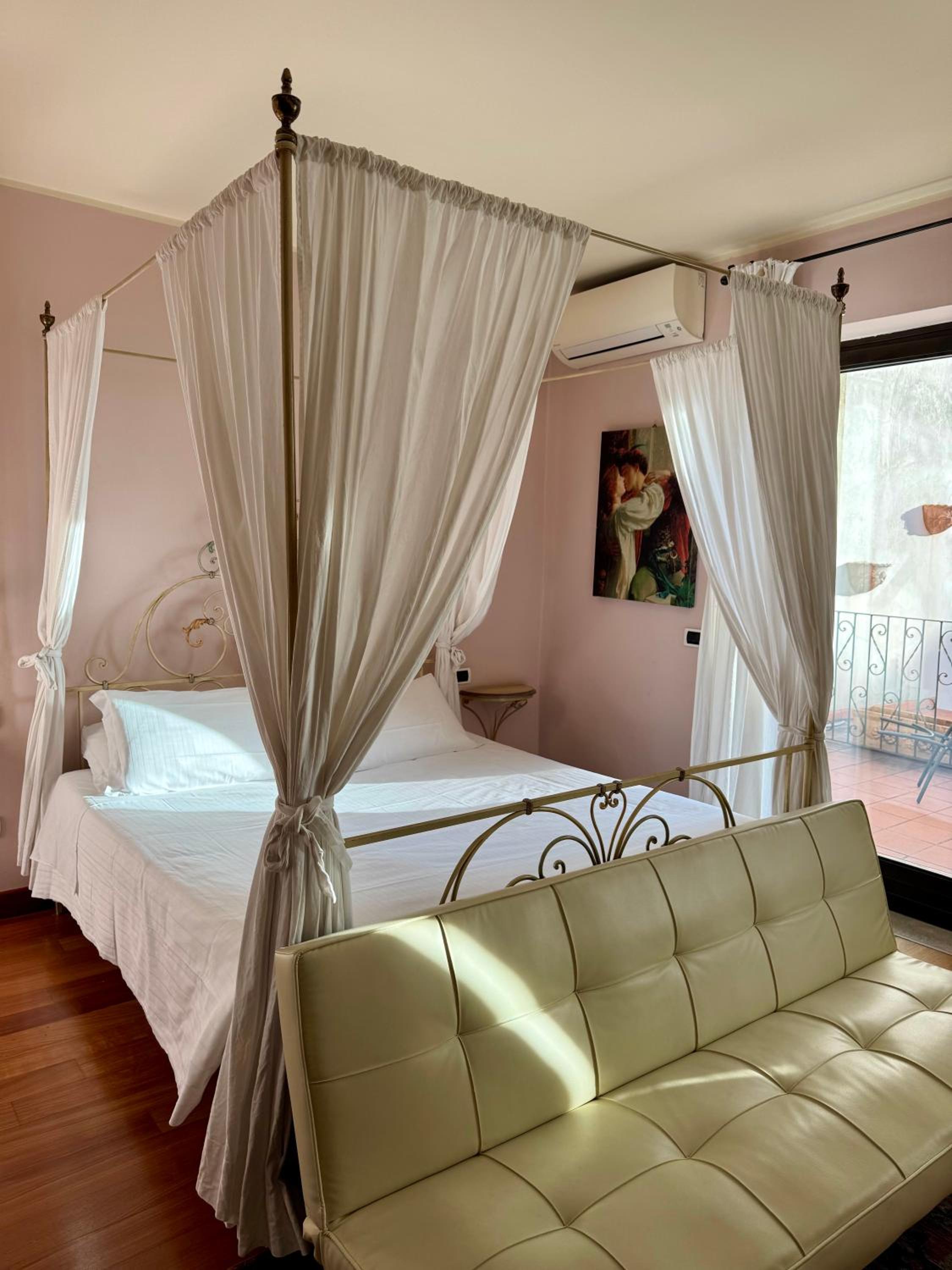 Junior Suite with Balcony - Photo 2