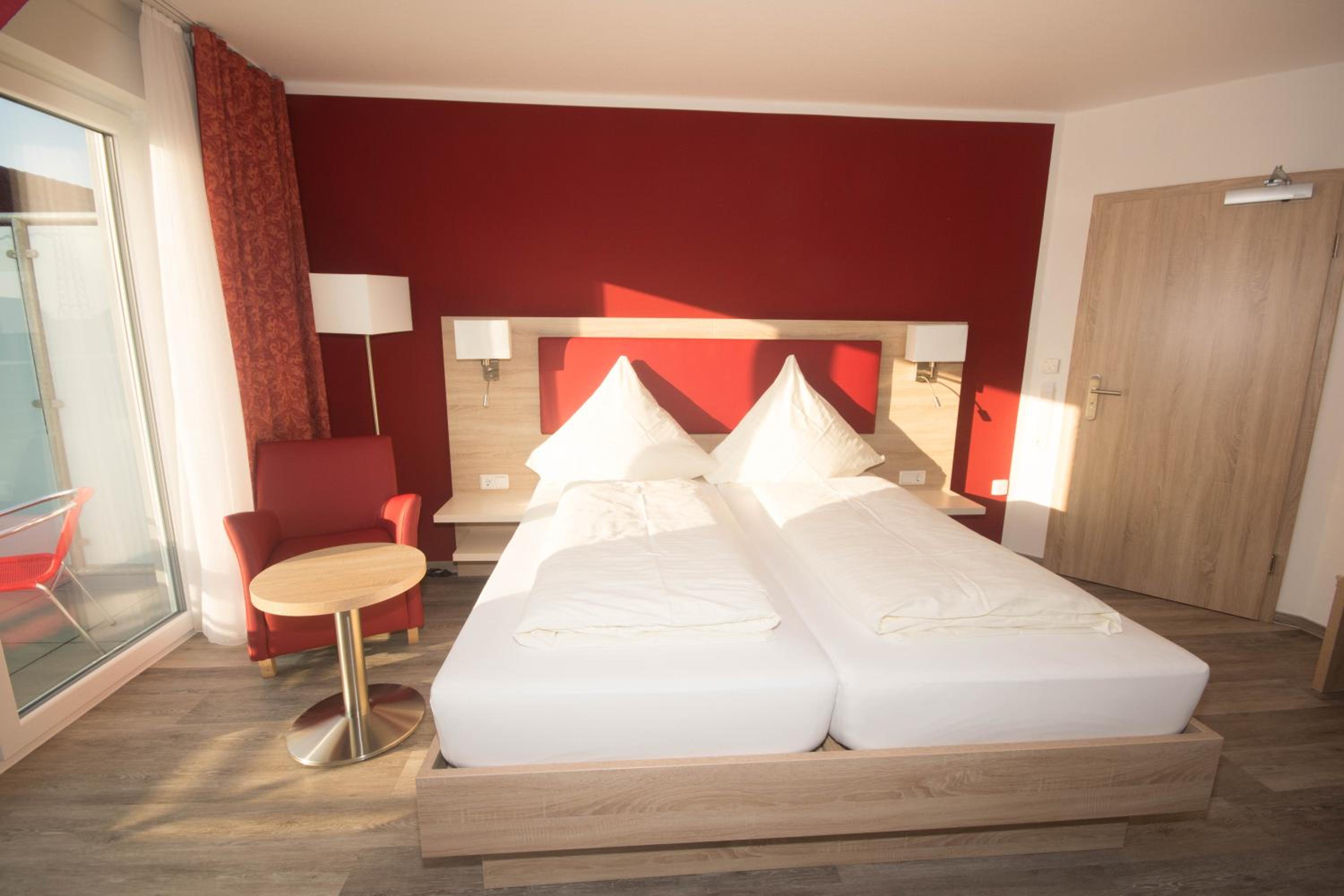 Double Room with Balcony - Photo 3