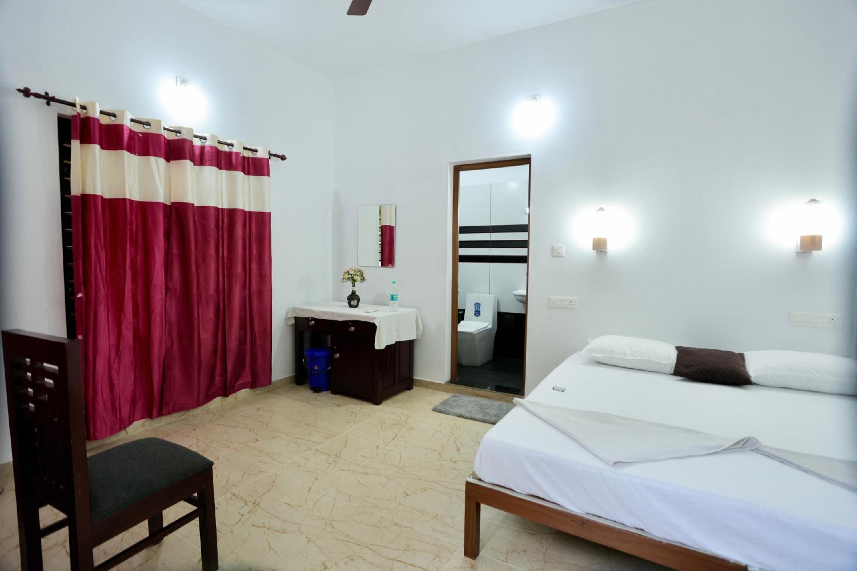 Double or Twin Room with Private Bathroom photo 3