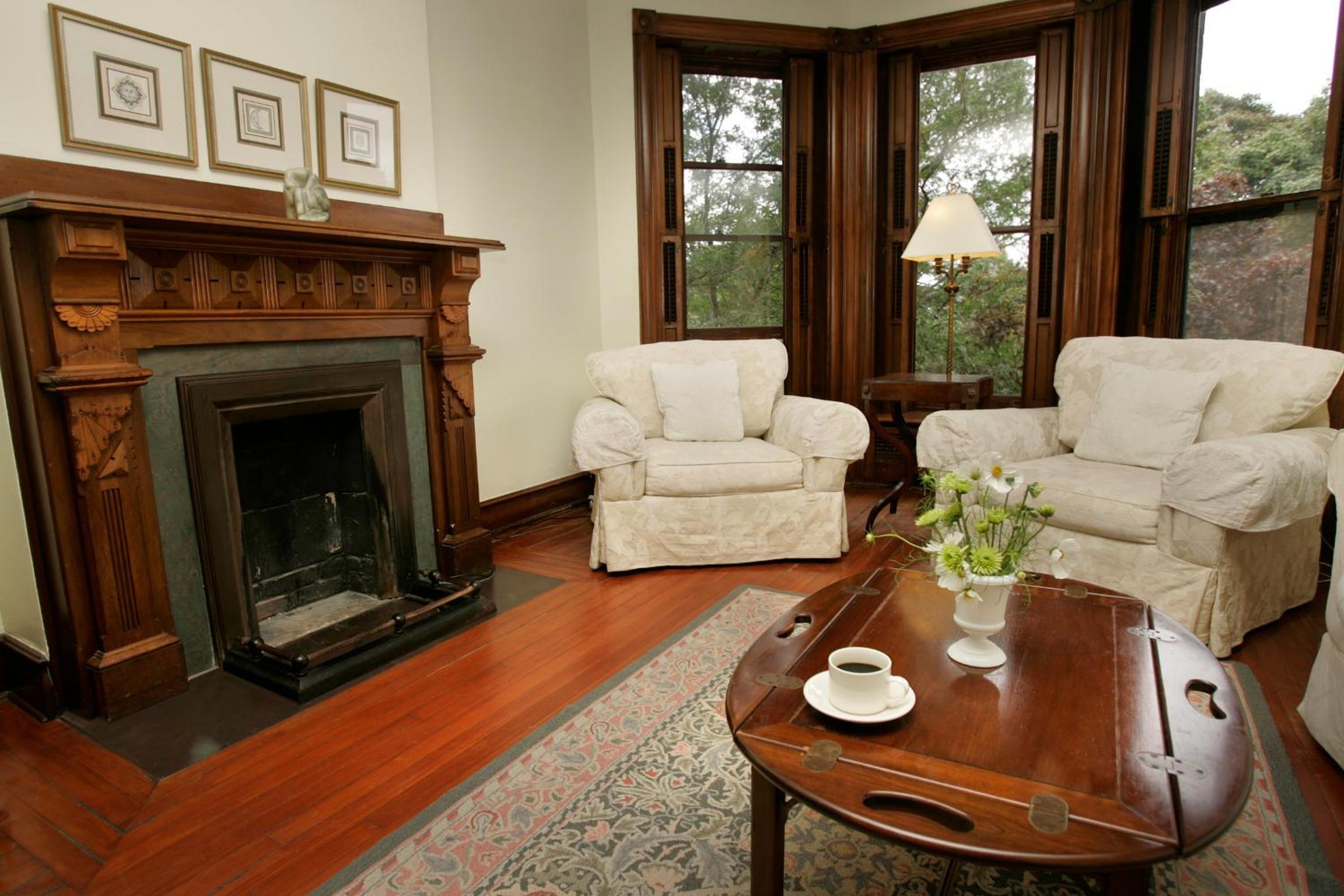 Deluxe King with Park View - Walk Up - Photo 2
