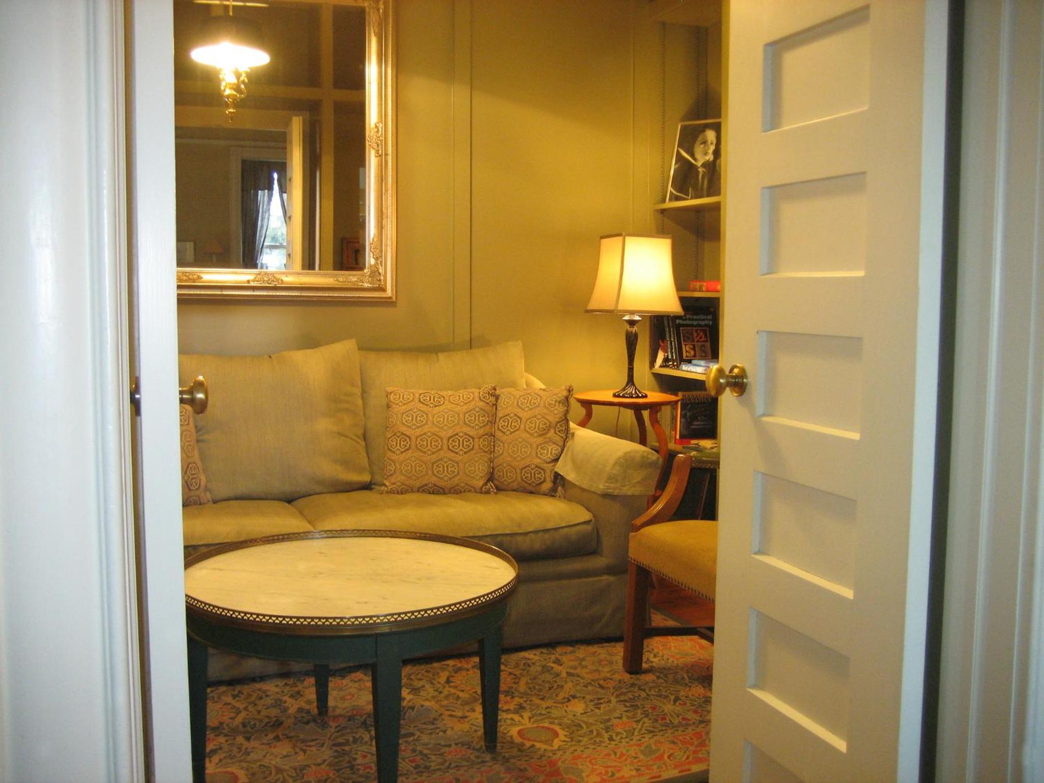 Queen Library Suite- Walk Up photo 3