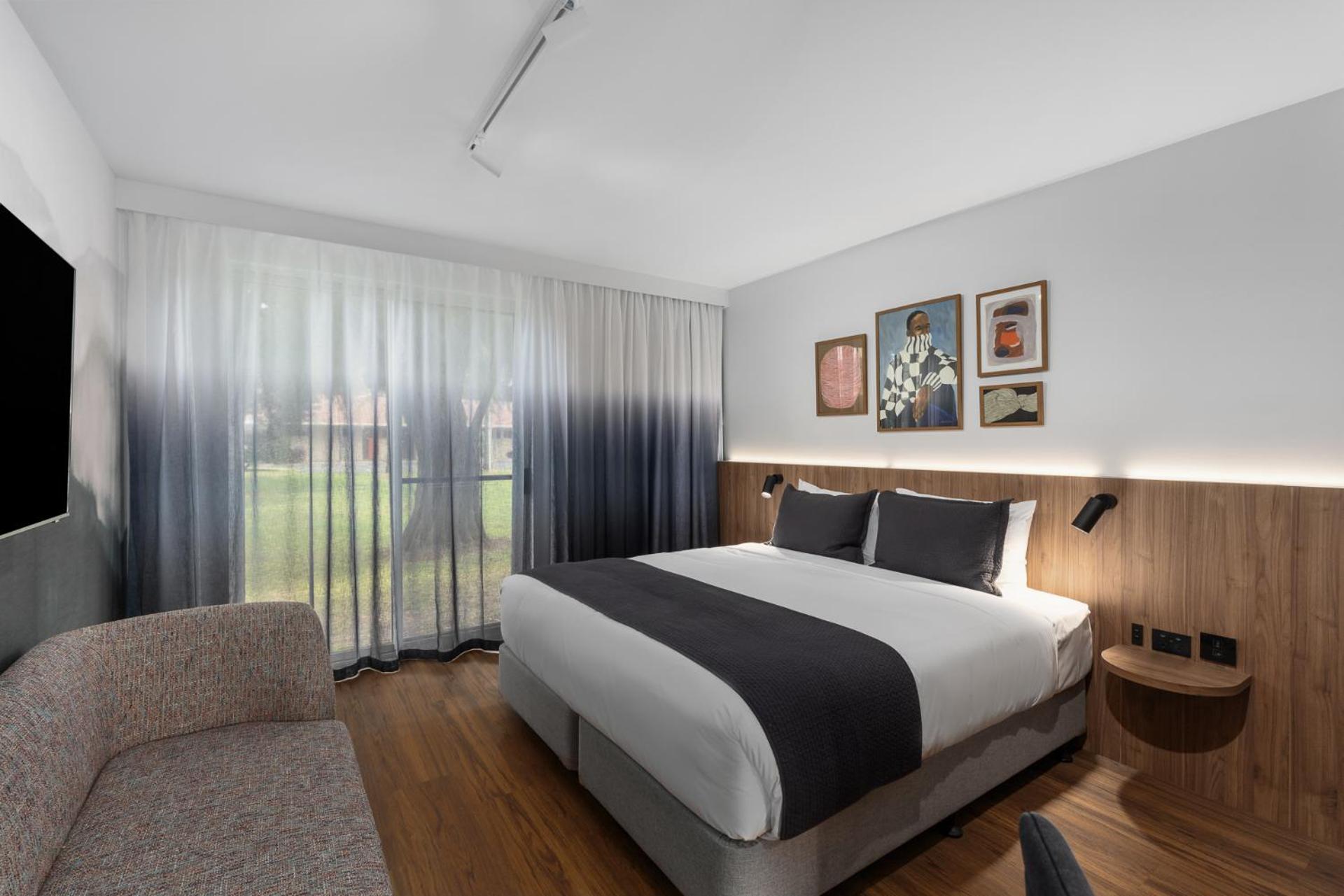 Deluxe King Room - Photo 3