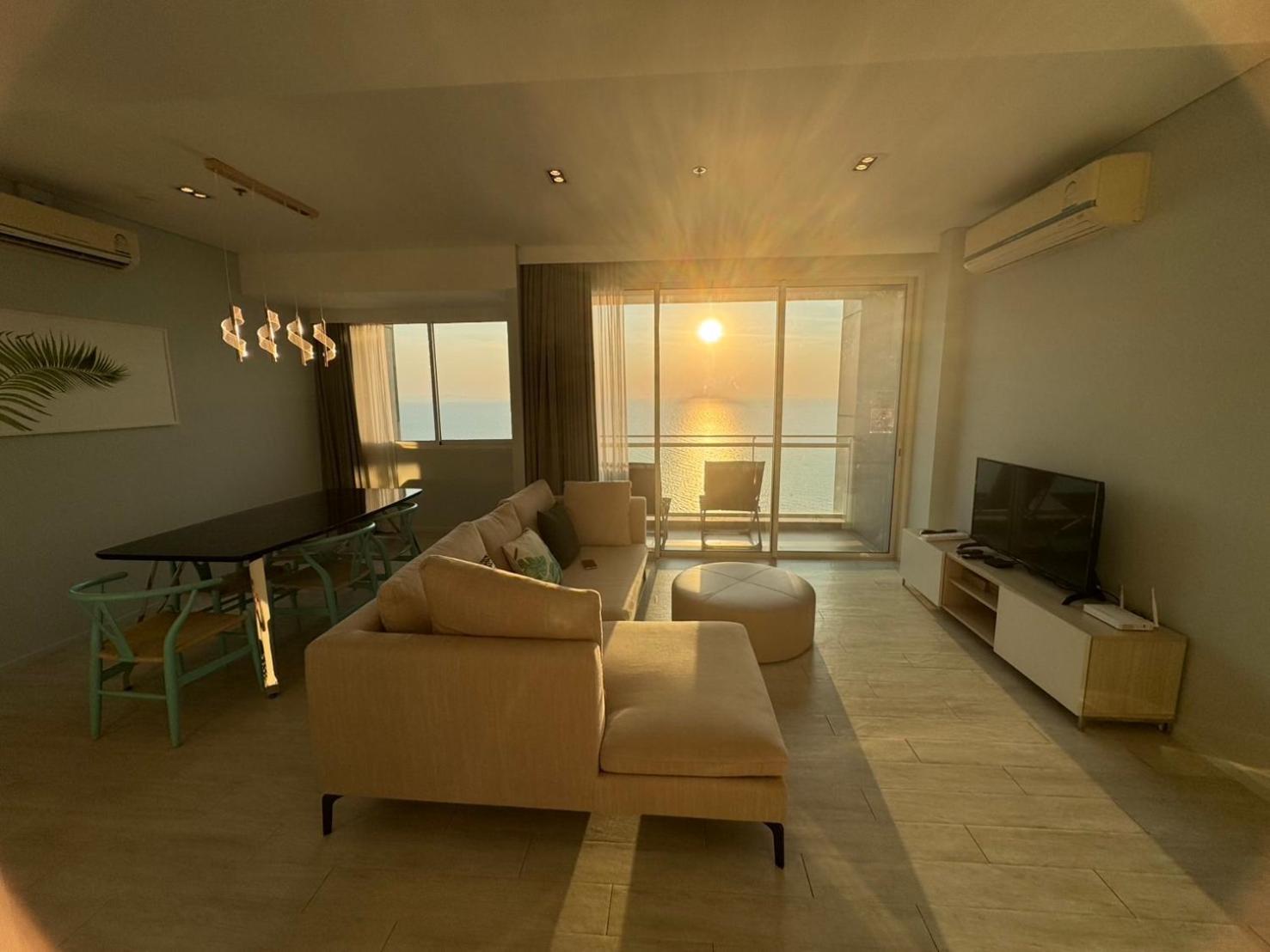 Three-Bedroom Premium Apartment with Balcony - Photo 1