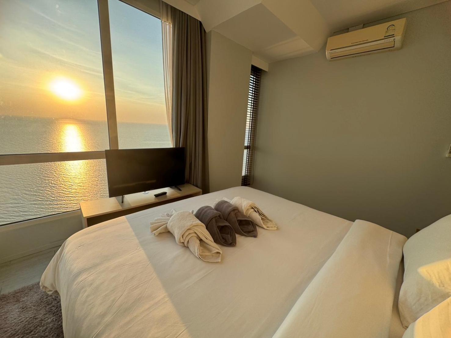 Three-Bedroom Premium Apartment with Balcony - Photo 2