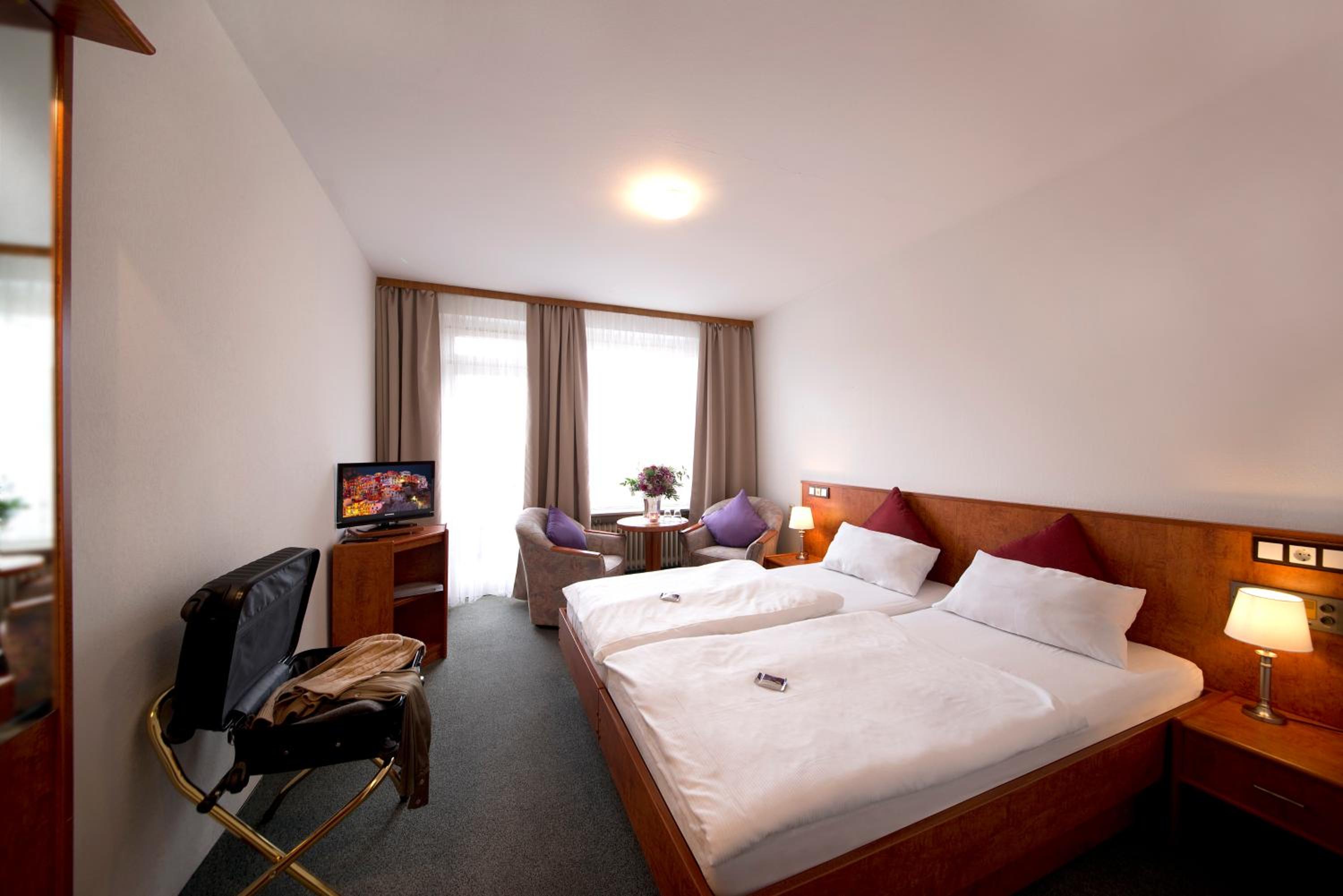 Budget Double Room - Photo 7