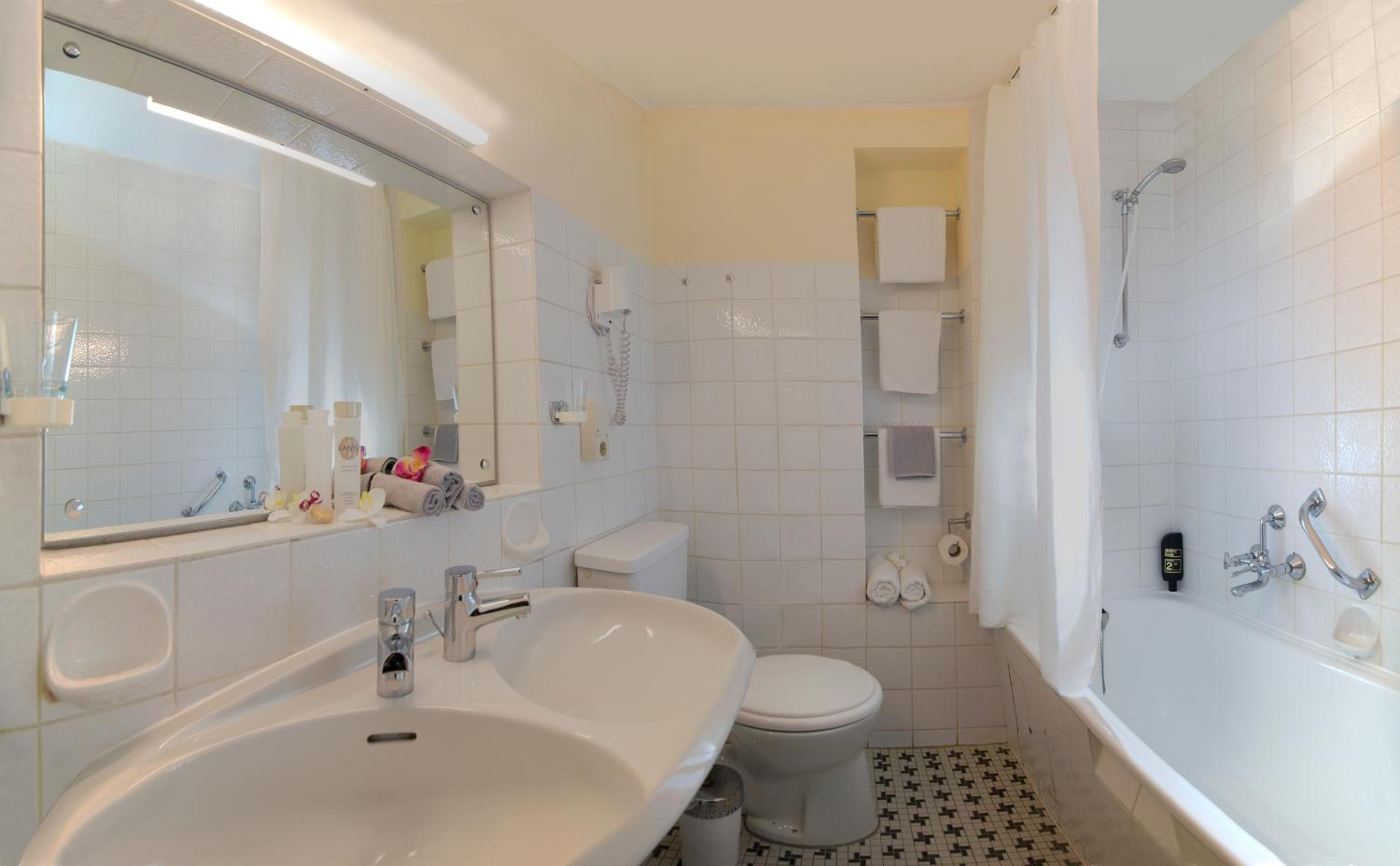 Budget Double Room - Photo 9